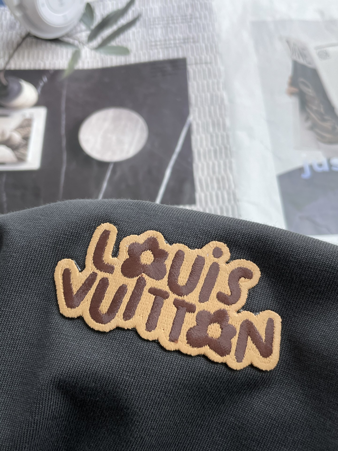 Lv 2025春夏款/官网同步面料采用重磅纯棉精梳棉面料，OS宽松版型，上身版型超正！日常百搭，衣橱必备