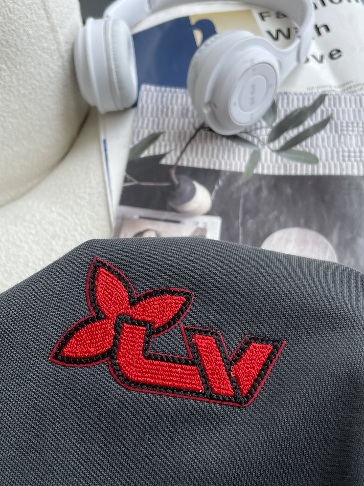 Lv 2025春夏款/官网同步面料采用重磅纯棉精梳棉面料，OS宽松版型，上身版型超正！日常百搭，衣橱必备