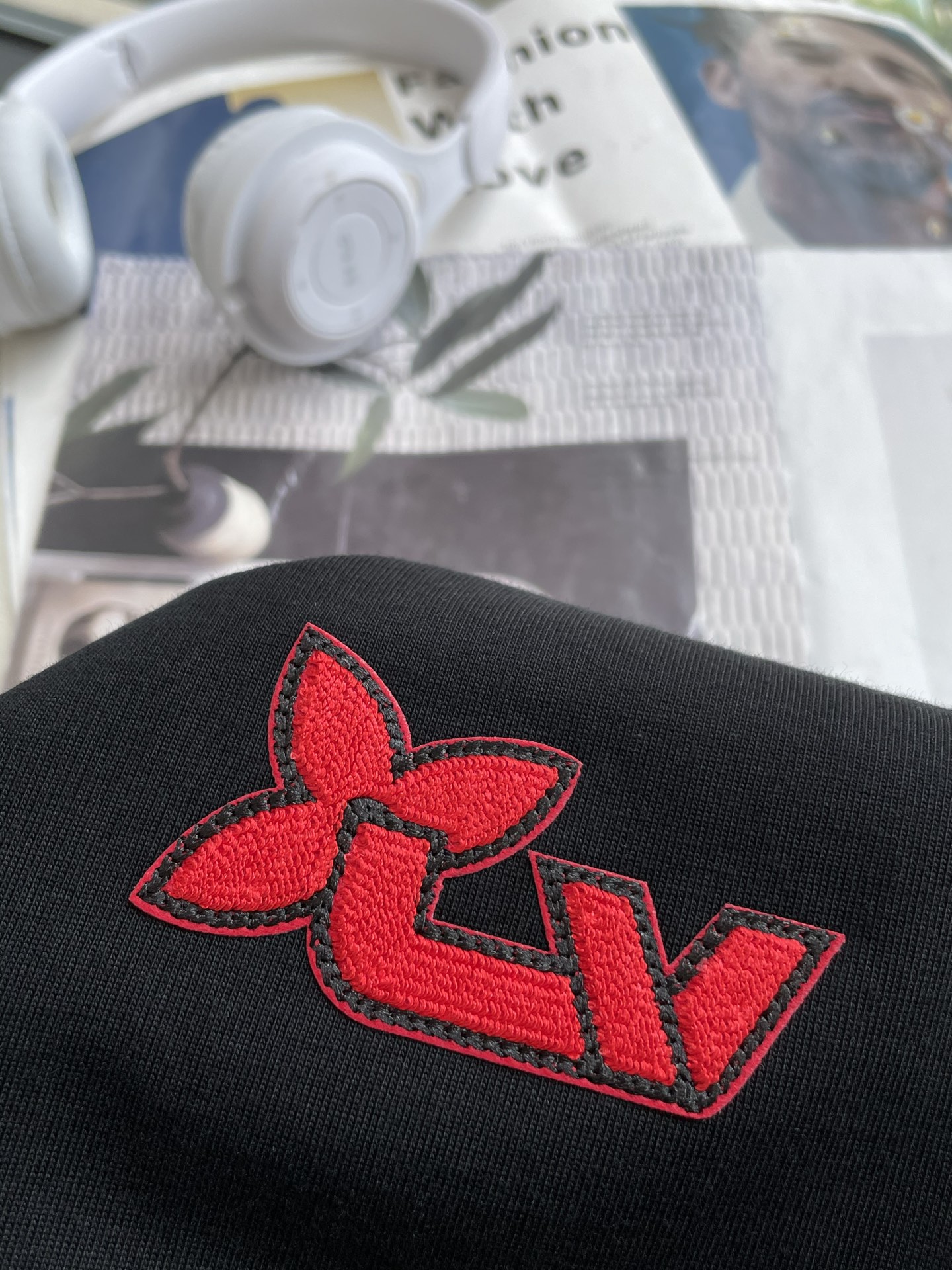 Lv 2025春夏款/官网同步面料采用重磅纯棉精梳棉面料，OS宽松版型，上身版型超正！日常百搭，衣橱必备