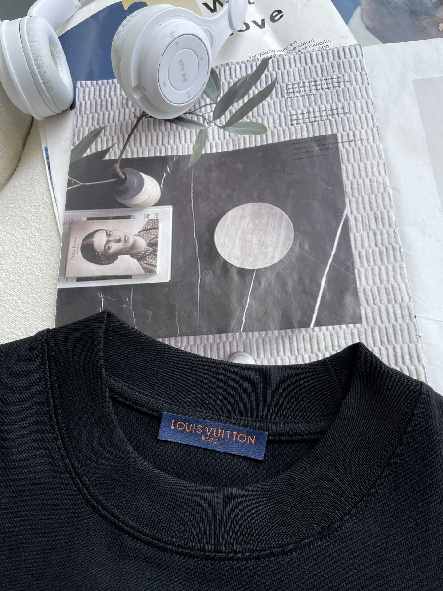 Lv 2025春夏款/官网同步面料采用重磅纯棉精梳棉面料，OS宽松版型，上身版型超正！日常百搭，衣橱必备