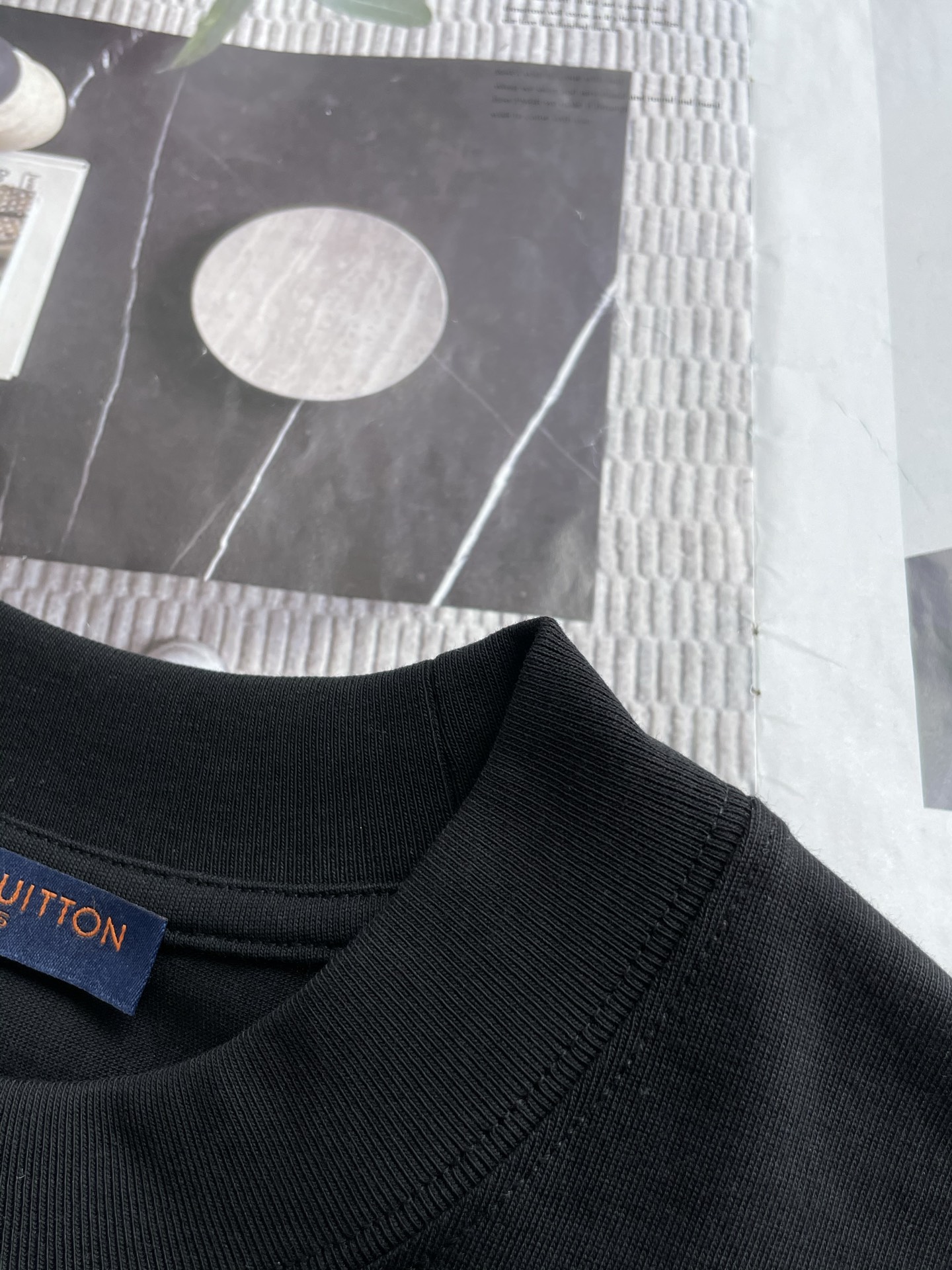 Lv 2025春夏款/官网同步面料采用重磅纯棉精梳棉面料，OS宽松版型，上身版型超正！日常百搭，衣橱必备