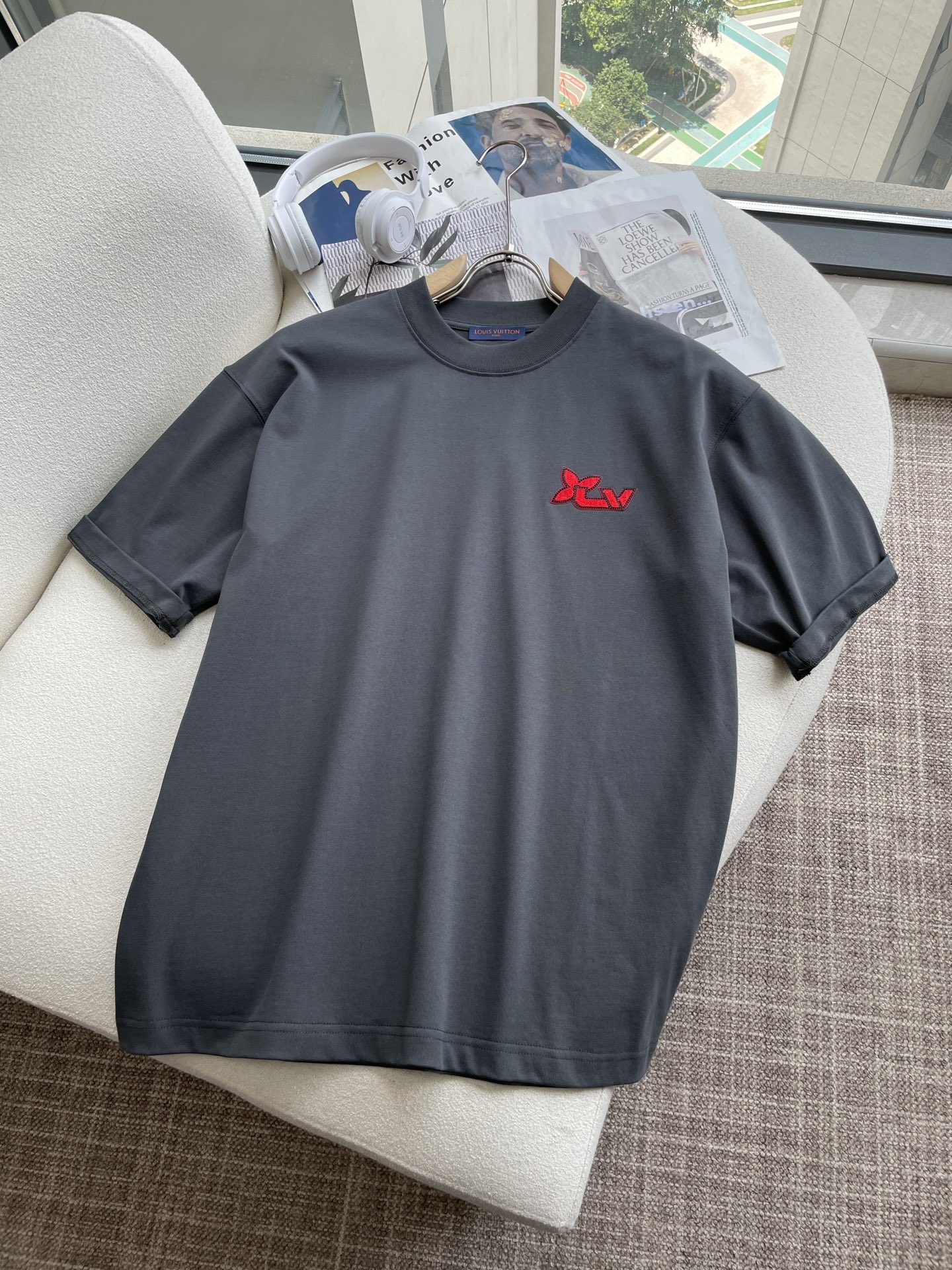 NO:522232,Lv 2025 spring and summer style/official website synchronization The fabric is made of heavy pure cotton combed cotton fabric, OS loose style, and the upper body style is super positive!  Everyday versatile, a must-have item for wardrobe!  Size S-3XL (Large-size) Size/part S M L XL 2XL 3XL Shoulder width 52 54 56 57 59 60 Clothes length 70 72.75.78.82.85. Bust 54 56.58.60.62.64. Sleeve length 24 26 27 28 29 30,,louis vuitton,alexander wang19860909Lv 2025春夏款/官网同步 面料采用重磅纯棉精梳棉面料,OS宽松版型,上身版型超正！日常百搭,衣橱必备单品！ 尺码 S-3XL（版型偏大） 码数/部位S M L XL 2XL 3XL 肩宽 52 54 56 57 59 60 衣长70 72.75.78.82.85. 胸围 54 56.58.60.62.64. 袖长24 26 27 28 29 30,,louis vuitton,alexander wang,Men's clothing