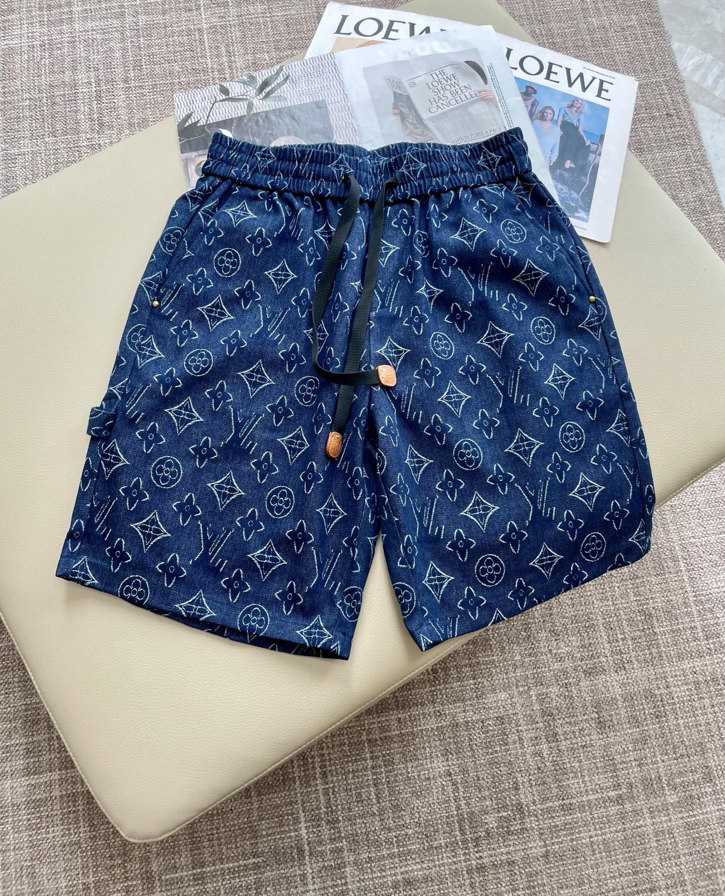 NO:456297,Lv ss summer new men's casual denim shorts, high-end version!  Customized fabrics for counters are breathable and comfortable, with impeccable details, and the brand element design concept reflects high quality. The feel is delicate and soft!  It is casually cut, with a great upper body style!  Size: M-XXXL, louis vuitton, shorts, alexander wang19860909Lv ss夏季新款男士休闲牛仔短裤,高端版本！专柜定制面料 透气舒适度高,细节无可挑剔,品牌元素设计理念,体现高品质.手感细腻柔软！呈现休闲裁剪,上身版型超赞！ 尺码:M-XXXL,,louis vuitton,shorts,alexander wang,Men's clothing