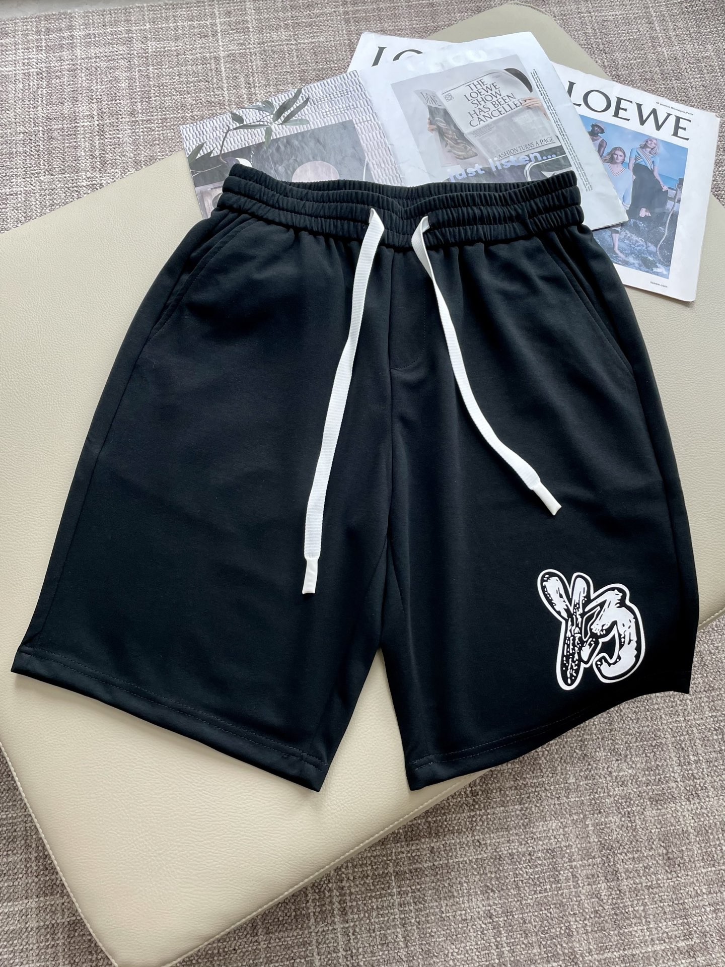 NO:456306,Y-3 summer shorts!  All-match elastic waist casual pinch pants!  Elastic waist, insert bags on both sides. The fabric is made of customer-supplied fixed-woven high-strength pure cotton material. The upper body is breathable, soft and skin-friendly, with a delicate feel. The waist is knitted elastic waist and drawstring. You don’t have to worry about the discomfort of being too loose or too tight on the upper body. Whether at home, going out or traveling, it is your best choice for summer!  Code number M-3XL, shorts, alexander wang19860909Y-3 夏季短裤！百搭松紧腰休闲五分裤！松紧腰 两侧插袋 面料采用客供定织高支纯棉料,上身透气,柔软亲肤,手感细腻、 腰部针织松紧腰加抽绳,上身不用担心过松过紧的不舒适感 ,无论居家,外出,旅游,都是您夏日的最佳选择！ 码数M-3XL,,shorts,alexander wang,Men's clothing