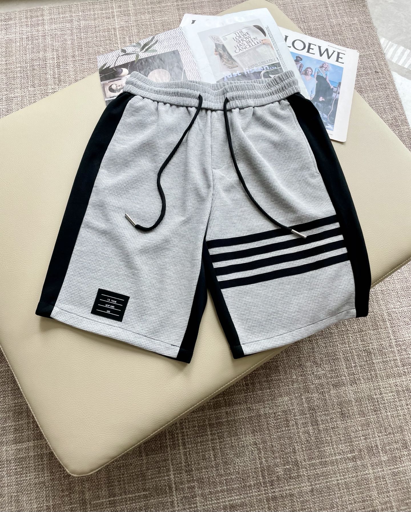 NO:456311,TB Summer Shorts!  All-match elastic waist casual pinch pants!  Elastic waist, insert bags on both sides. The fabric is made of customer-supplied fixed-woven high-strength pure cotton material. The upper body is breathable, soft and skin-friendly, with a delicate feel. The waist is knitted elastic waist and drawstring. You don’t have to worry about the discomfort of being too loose or too tight on the upper body. Whether at home, going out or traveling, it is your best choice for summer!  Code number M-3XL, shorts, alexander wang19860909TB 夏季短裤！百搭松紧腰休闲五分裤！松紧腰 两侧插袋 面料采用客供定织高支纯棉料,上身透气,柔软亲肤,手感细腻、 腰部针织松紧腰加抽绳,上身不用担心过松过紧的不舒适感 ,无论居家,外出,旅游,都是您夏日的最佳选择！ 码数M-3XL,,shorts,alexander wang,Men's clothing