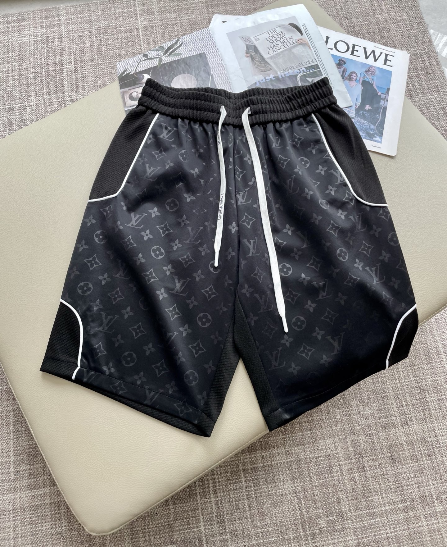 NO:456316,Lv summer shorts!  All-match elastic waist casual pinch pants!  Elastic waist, insert bags on both sides. The fabric is made of customer-supplied fixed-woven high-strength pure cotton material. The upper body is breathable, soft and skin-friendly, with a delicate feel. The waist is knitted elastic waist and drawstring. You don’t have to worry about the discomfort of being too loose or too tight on the upper body. Whether at home, going out or traveling, it is your best choice for summer!  Code number M-3XL, louis vuitton, shorts, alexander wang19860909Lv 夏季短裤！百搭松紧腰休闲五分裤！松紧腰 两侧插袋 面料采用客供定织高支纯棉料,上身透气,柔软亲肤,手感细腻、 腰部针织松紧腰加抽绳,上身不用担心过松过紧的不舒适感 ,无论居家,外出,旅游,都是您夏日的最佳选择！ 码数M-3XL,,louis vuitton,shorts,alexander wang,Men's clothing