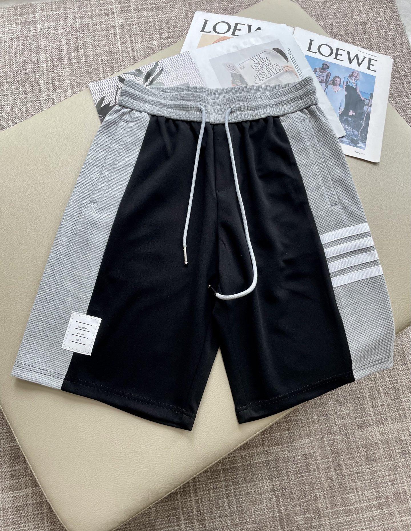 NO:456322,TB Summer Shorts!  All-match elastic waist casual pinch pants!  Elastic waist, insert bags on both sides. The fabric is made of customer-supplied fixed-woven high-strength pure cotton material. The upper body is breathable, soft and skin-friendly, with a delicate feel. The waist is knitted elastic waist and drawstring. You don’t have to worry about the discomfort of being too loose or too tight on the upper body. Whether at home, going out or traveling, it is your best choice for summer!  Code number M-3XL, shorts, alexander wang19860909TB 夏季短裤！百搭松紧腰休闲五分裤！松紧腰 两侧插袋 面料采用客供定织高支纯棉料,上身透气,柔软亲肤,手感细腻、 腰部针织松紧腰加抽绳,上身不用担心过松过紧的不舒适感 ,无论居家,外出,旅游,都是您夏日的最佳选择！ 码数M-3XL,,shorts,alexander wang,Men's clothing