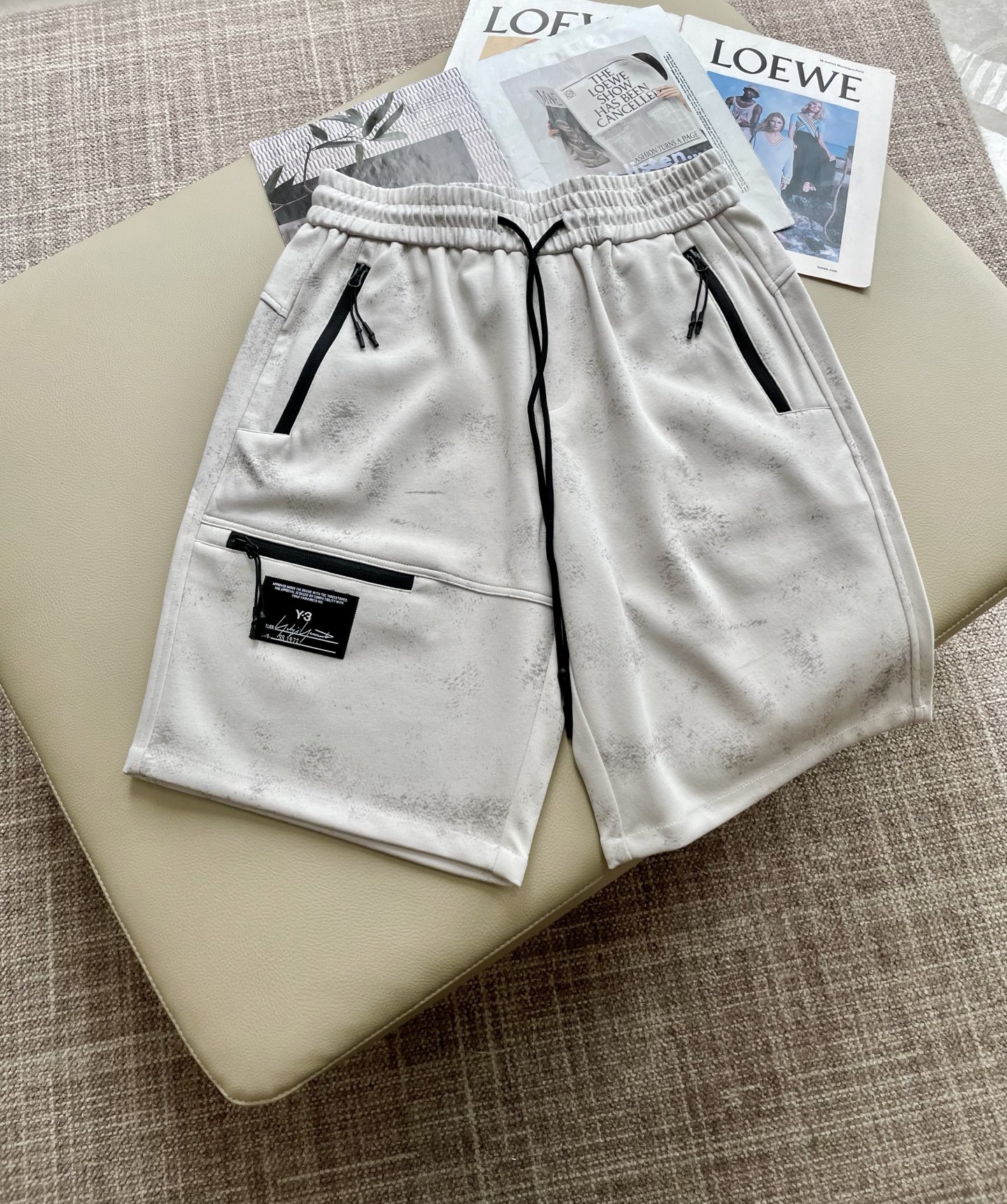 NO:456328,Y-3 summer shorts!  All-match elastic waist casual pinch pants!  Elastic waist, insert bags on both sides. The fabric is made of customer-supplied fixed-woven high-strength pure cotton material. The upper body is breathable, soft and skin-friendly, with a delicate feel. The waist is knitted elastic waist and drawstring. You don’t have to worry about the discomfort of being too loose or too tight on the upper body. Whether at home, going out or traveling, it is your best choice for summer!  Code number M-3XL, shorts, alexander wang19860909Y-3 夏季短裤！百搭松紧腰休闲五分裤！松紧腰 两侧插袋 面料采用客供定织高支纯棉料,上身透气,柔软亲肤,手感细腻、 腰部针织松紧腰加抽绳,上身不用担心过松过紧的不舒适感 ,无论居家,外出,旅游,都是您夏日的最佳选择！ 码数M-3XL,,shorts,alexander wang,Men's clothing