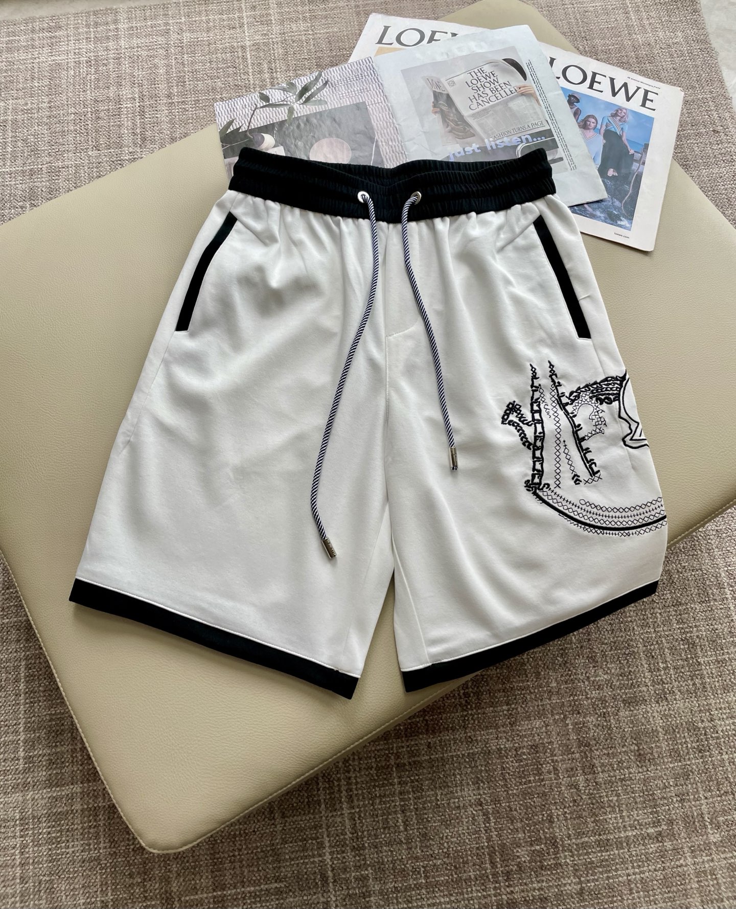 NO:456334,Banded summer shorts!  All-match elastic waist casual pinch pants!  Elastic waist, insert bags on both sides. The fabric is made of customer-supplied fixed-woven high-strength pure cotton material. The upper body is breathable, soft and skin-friendly, with a delicate feel. The waist is knitted elastic waist and drawstring. You don’t have to worry about the discomfort of being too loose or too tight on the upper body. Whether at home, going out or traveling, it is your best choice for summer!  Code number M-3XL, Moncler, shorts, alexander wang19860909蒙口 夏季短裤！百搭松紧腰休闲五分裤！松紧腰 两侧插袋 面料采用客供定织高支纯棉料,上身透气,柔软亲肤,手感细腻、 腰部针织松紧腰加抽绳,上身不用担心过松过紧的不舒适感 ,无论居家,外出,旅游,都是您夏日的最佳选择！ 码数M-3XL,,Moncler,shorts,alexander wang,Men's clothing