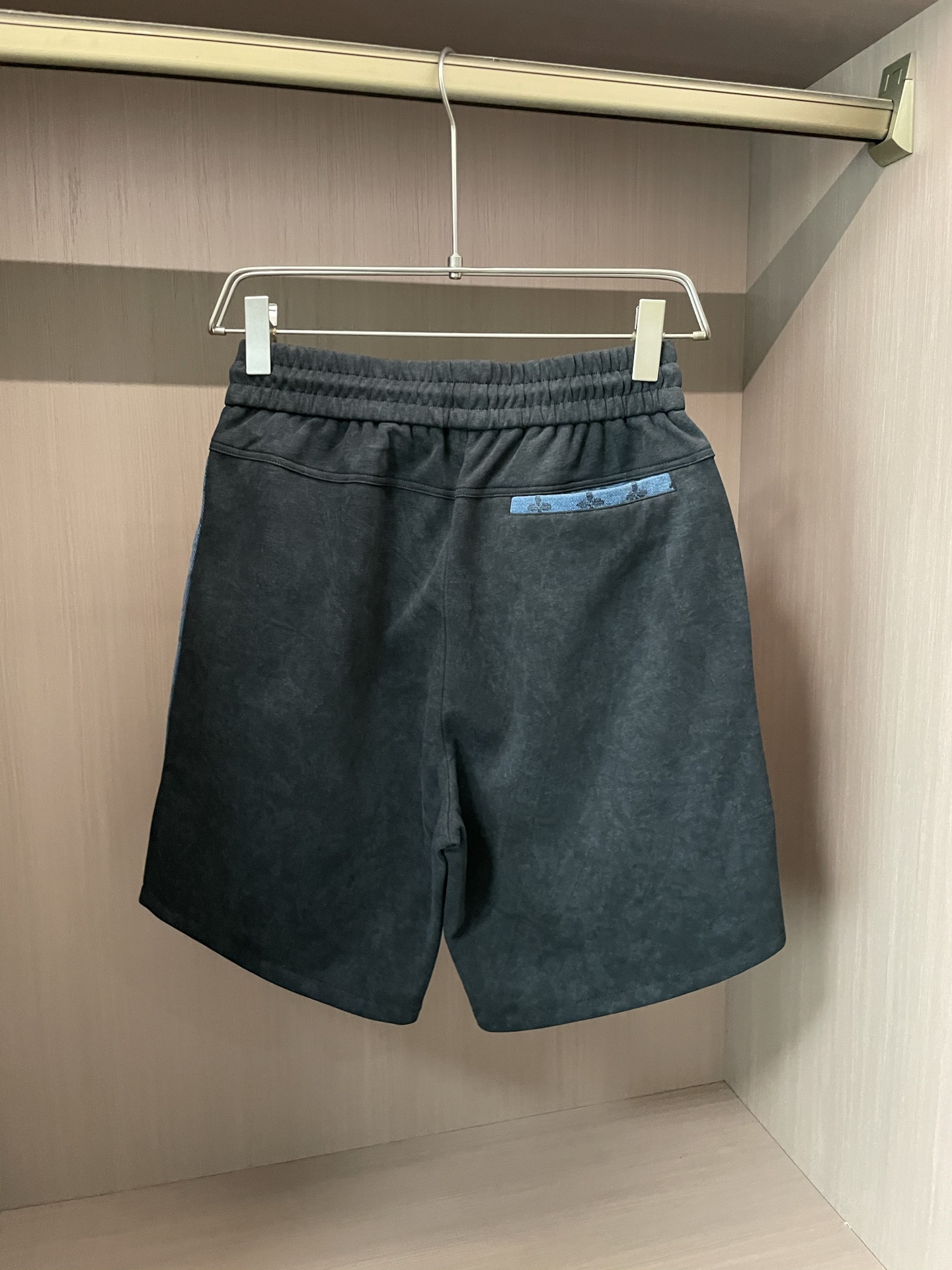 NO:487576,Lv 2025 summer shorts!  All-match elastic waist casual pinch pants!  Elastic waist, insert bags on both sides. The fabric is made of customer-supplied fixed-woven high-strength pure cotton material. The upper body is breathable, soft and skin-friendly, with a delicate feel. The waist is knitted elastic waist and drawstring. You don’t have to worry about the discomfort of being too loose or too tight on the upper body. Whether at home, going out or traveling, it is your best choice for summer!  Code number M-3XL, louis vuitton, shorts, alexander wang19860909Lv 2025夏季短裤！百搭松紧腰休闲五分裤！松紧腰 两侧插袋 面料采用客供定织高支纯棉料,上身透气,柔软亲肤,手感细腻、 腰部针织松紧腰加抽绳,上身不用担心过松过紧的不舒适感 ,无论居家,外出,旅游,都是您夏日的最佳选择！ 码数M-3XL,,louis vuitton,shorts,alexander wang,Men's clothing