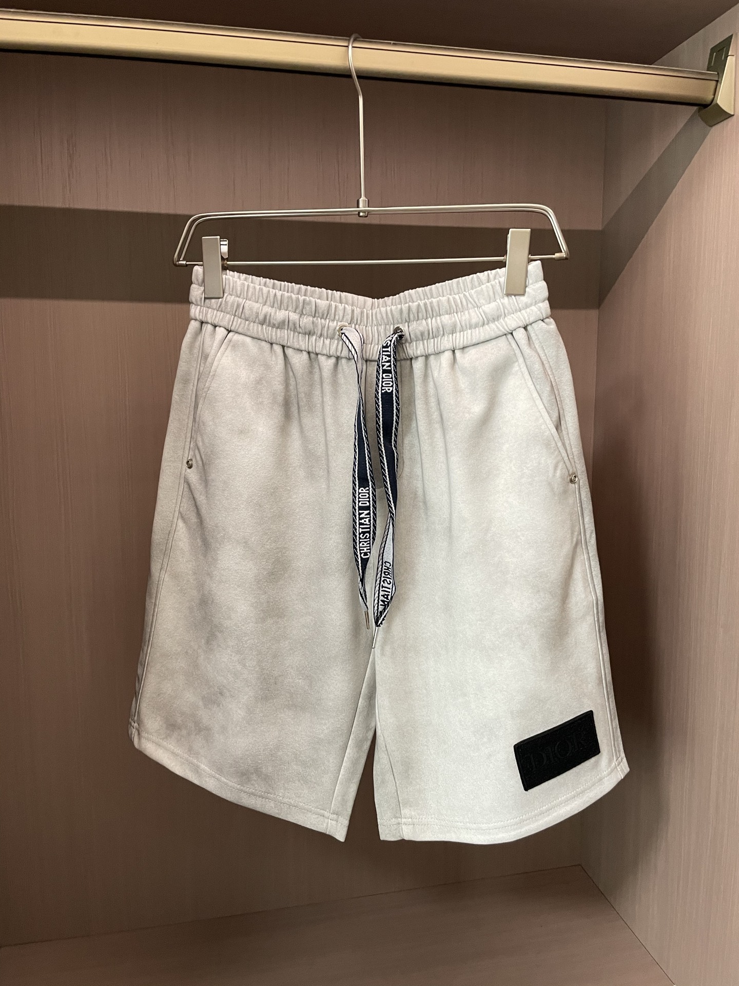 NO:487583,Dior 2025 summer shorts!  All-match elastic waist casual pinch pants!  Elastic waist, insert bags on both sides. The fabric is made of customer-supplied fixed-woven high-strength pure cotton material. The upper body is breathable, soft and skin-friendly, with a delicate feel. The waist is knitted elastic waist and drawstring. You don’t have to worry about the discomfort of being too loose or too tight on the upper body. Whether at home, going out or traveling, it is your best choice for summer!  Code number M-3XL, dior, shorts, alexander wang19860909Dior 2025夏季短裤！百搭松紧腰休闲五分裤！松紧腰 两侧插袋 面料采用客供定织高支纯棉料,上身透气,柔软亲肤,手感细腻、 腰部针织松紧腰加抽绳,上身不用担心过松过紧的不舒适感 ,无论居家,外出,旅游,都是您夏日的最佳选择！ 码数M-3XL,,dior,shorts,alexander wang,Men's clothing