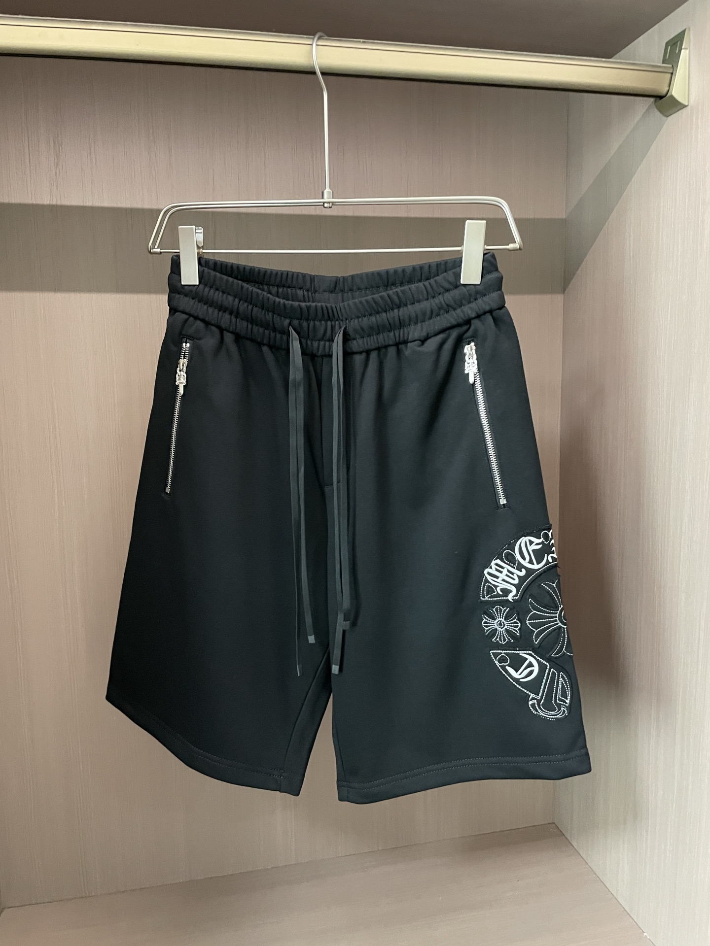 NO:487590,Crowxin 2025 summer shorts!  All-match elastic waist casual pinch pants!  Elastic waist, insert bags on both sides. The fabric is made of customer-supplied fixed-woven high-strength pure cotton material. The upper body is breathable, soft and skin-friendly, with a delicate feel. The waist is knitted elastic waist and drawstring. You don’t have to worry about the discomfort of being too loose or too tight on the upper body. Whether at home, going out or traveling, it is your best choice for summer!  Code number M-3XL, chrome hearts, shorts, alexander wang19860909克罗心 2025夏季短裤！百搭松紧腰休闲五分裤！松紧腰 两侧插袋 面料采用客供定织高支纯棉料,上身透气,柔软亲肤,手感细腻、 腰部针织松紧腰加抽绳,上身不用担心过松过紧的不舒适感 ,无论居家,外出,旅游,都是您夏日的最佳选择！ 码数M-3XL,,chrome hearts,shorts,alexander wang,Men's clothing