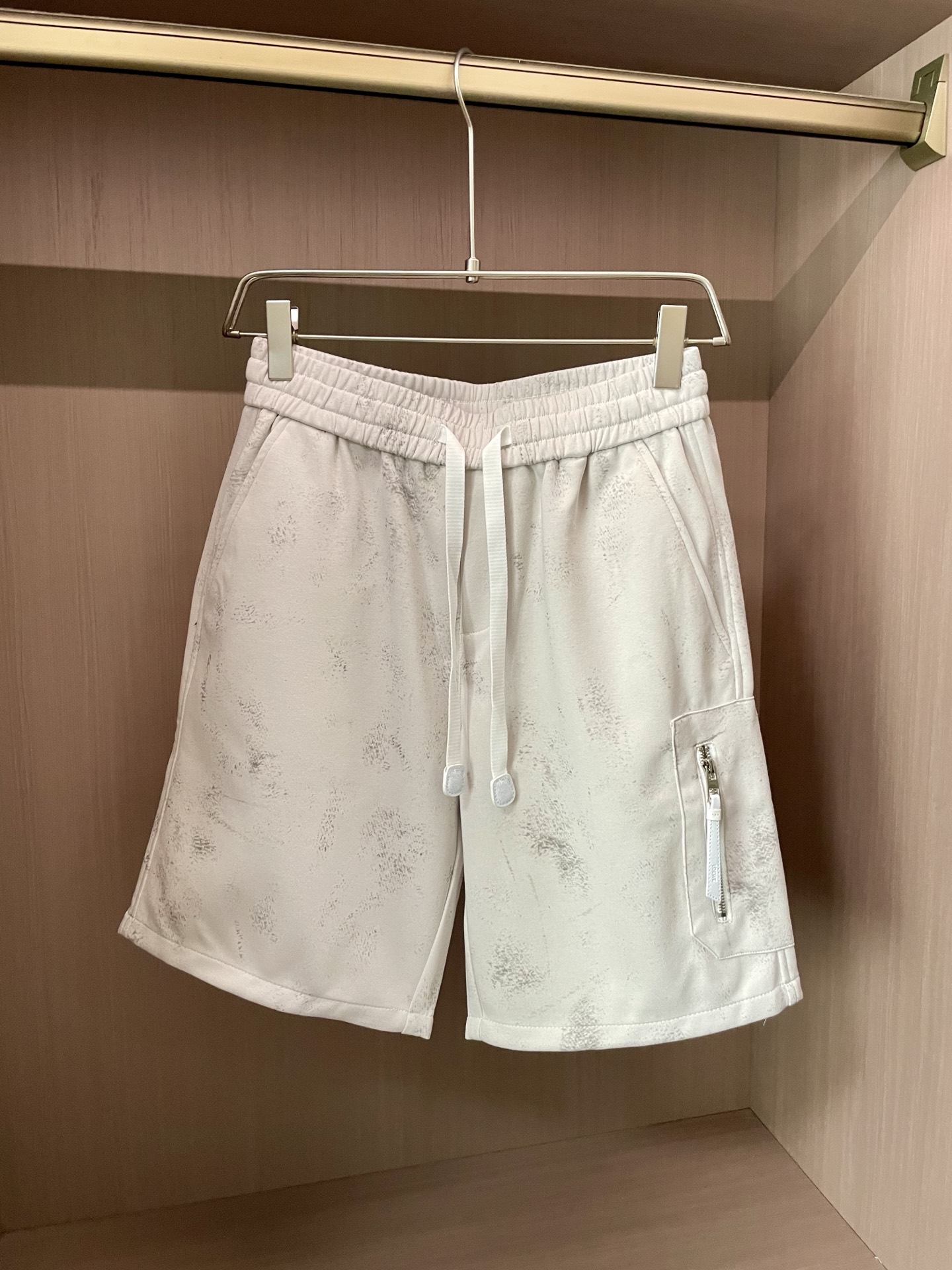 NO:487596,Loewe 2025 summer shorts!  All-match elastic waist casual pinch pants!  Elastic waist, insert bags on both sides. The fabric is made of customer-supplied fixed-woven high-strength pure cotton material. The upper body is breathable, soft and skin-friendly, with a delicate feel. The waist is knitted elastic waist and drawstring. You don’t have to worry about the discomfort of being too loose or too tight on the upper body. Whether at home, going out or traveling, it is your best choice for summer!  Code number M-3XL, loewe, shorts, alexander wang19860909Loewe 2025夏季短裤！百搭松紧腰休闲五分裤！松紧腰 两侧插袋 面料采用客供定织高支纯棉料,上身透气,柔软亲肤,手感细腻、 腰部针织松紧腰加抽绳,上身不用担心过松过紧的不舒适感 ,无论居家,外出,旅游,都是您夏日的最佳选择！ 码数M-3XL,,loewe,shorts,alexander wang,Men's clothing