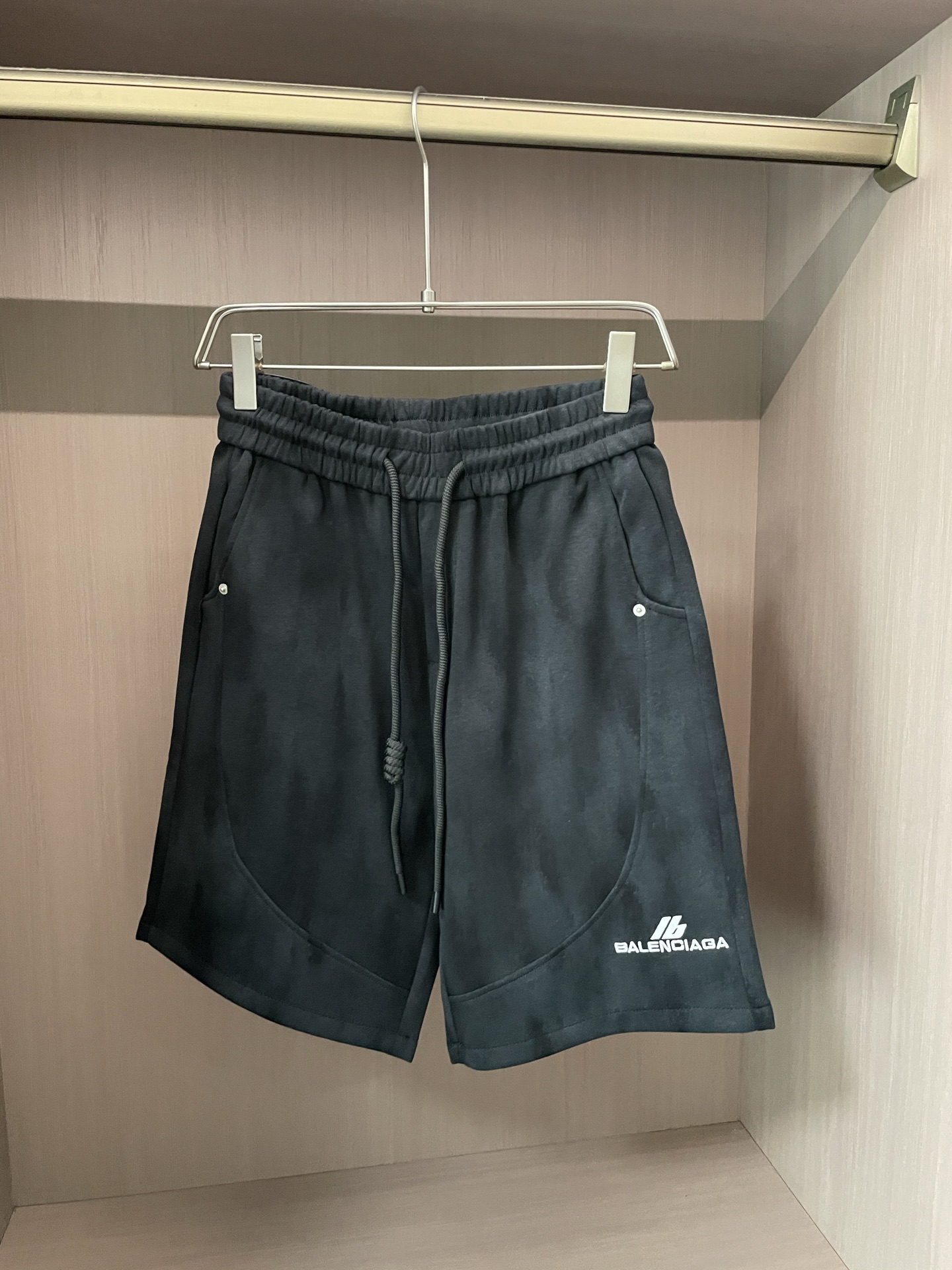 NO:487604,Balenciaga 2025 summer shorts!  All-match elastic waist casual pinch pants!  Elastic waist, insert bags on both sides. The fabric is made of customer-supplied fixed-woven high-strength pure cotton material. The upper body is breathable, soft and skin-friendly, with a delicate feel. The waist is knitted elastic waist and drawstring. You don’t have to worry about the discomfort of being too loose or too tight on the upper body. Whether at home, going out or traveling, it is your best choice for summer!  Code number M-3XL, balenciaga, shorts, alexander wang19860909巴黎世家 2025夏季短裤！百搭松紧腰休闲五分裤！松紧腰 两侧插袋 面料采用客供定织高支纯棉料,上身透气,柔软亲肤,手感细腻、 腰部针织松紧腰加抽绳,上身不用担心过松过紧的不舒适感 ,无论居家,外出,旅游,都是您夏日的最佳选择！ 码数M-3XL,,balenciaga,shorts,alexander wang,Men's clothing