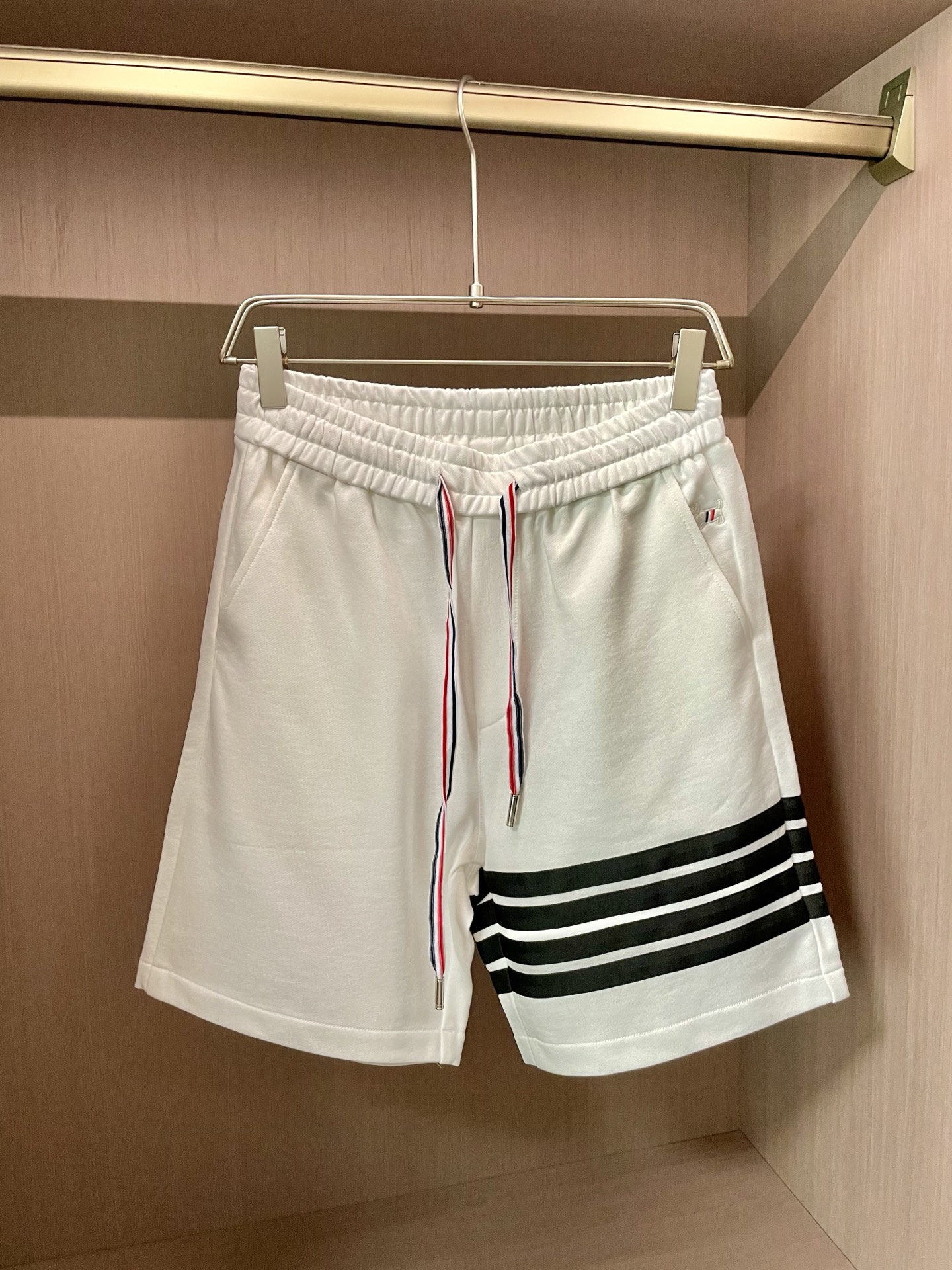 NO:487612,TB 2025 Summer Shorts!  All-match elastic waist casual pinch pants!  Elastic waist, insert bags on both sides. The fabric is made of customer-supplied fixed-woven high-strength pure cotton material. The upper body is breathable, soft and skin-friendly, with a delicate feel. The waist is knitted elastic waist and drawstring. You don’t have to worry about the discomfort of being too loose or too tight on the upper body. Whether at home, going out or traveling, it is your best choice for summer!  Code number M-3XL, shorts, alexander wang19860909TB 2025夏季短裤！百搭松紧腰休闲五分裤！松紧腰 两侧插袋 面料采用客供定织高支纯棉料,上身透气,柔软亲肤,手感细腻、 腰部针织松紧腰加抽绳,上身不用担心过松过紧的不舒适感 ,无论居家,外出,旅游,都是您夏日的最佳选择！ 码数M-3XL,,shorts,alexander wang,Men's clothing