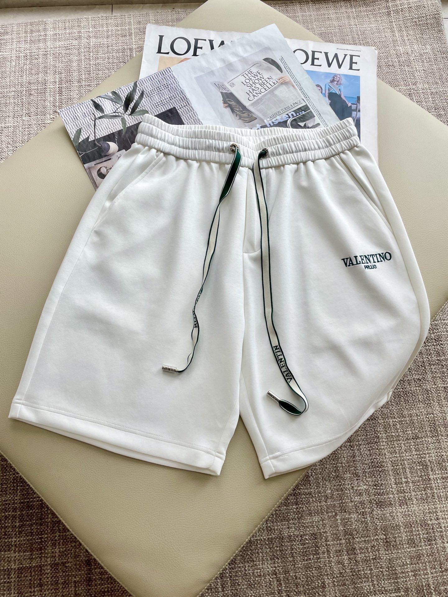 NO:483072,Valentino 2025 summer shorts!  All-match elastic waist casual pinch pants!  Elastic waist, insert bags on both sides. The fabric is made of customer-supplied fixed-woven high-strength pure cotton material. The upper body is breathable, soft and skin-friendly, with a delicate feel. The waist is knitted elastic waist and drawstring. You don’t have to worry about the discomfort of being too loose or too tight on the upper body. Whether at home, going out or traveling, it is your best choice for summer!  Code number M-3XL, valentino, shorts, alexander wang19860909华伦天奴 2025夏季短裤！百搭松紧腰休闲五分裤！松紧腰 两侧插袋 面料采用客供定织高支纯棉料,上身透气,柔软亲肤,手感细腻、 腰部针织松紧腰加抽绳,上身不用担心过松过紧的不舒适感 ,无论居家,外出,旅游,都是您夏日的最佳选择！ 码数M-3XL,,valentino,shorts,alexander wang,Men's clothing