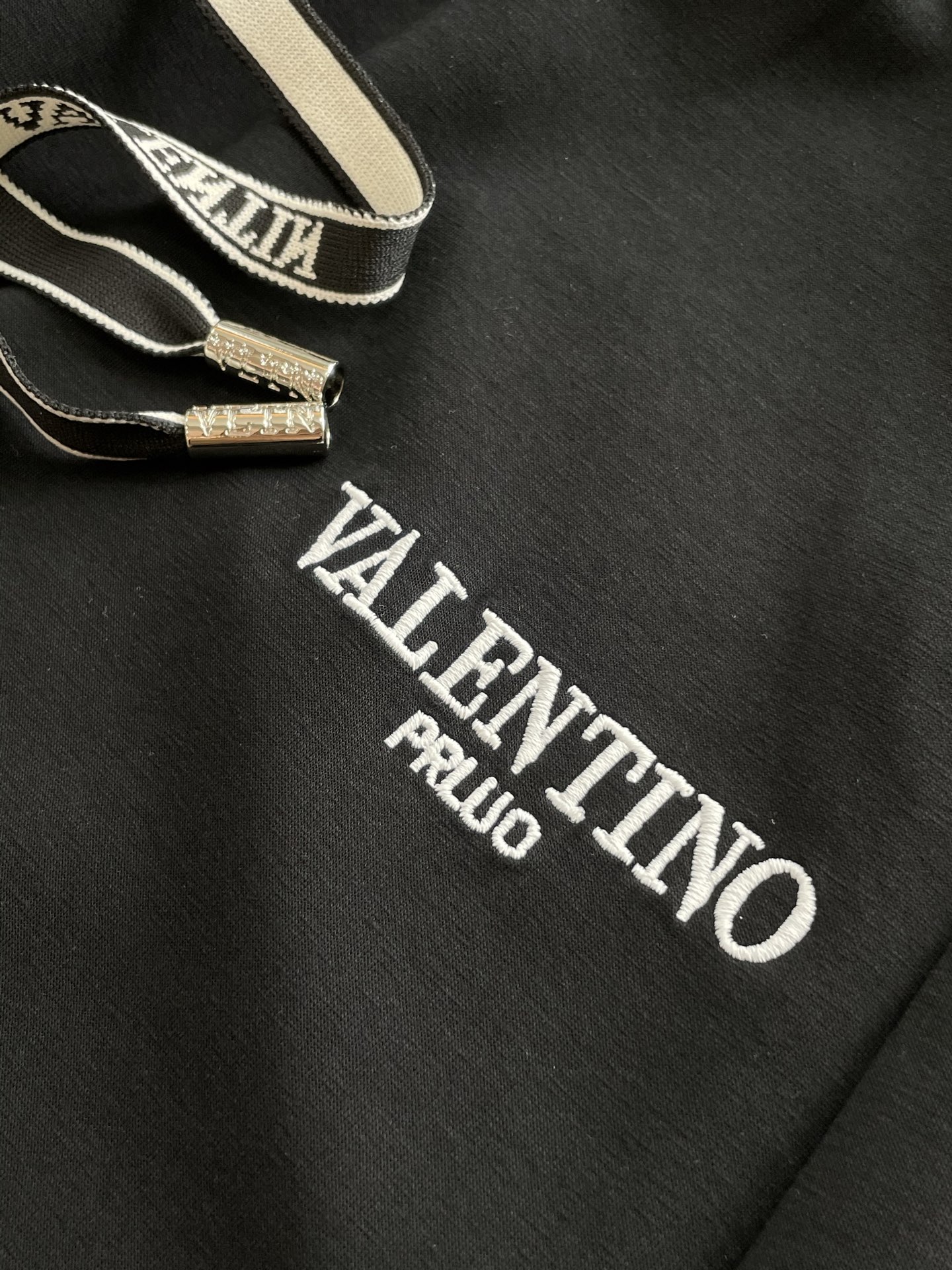 Valentino 2025 Summer Shorts: Comfortable, Stylish, and Breathable Cotton Design - 图片 7