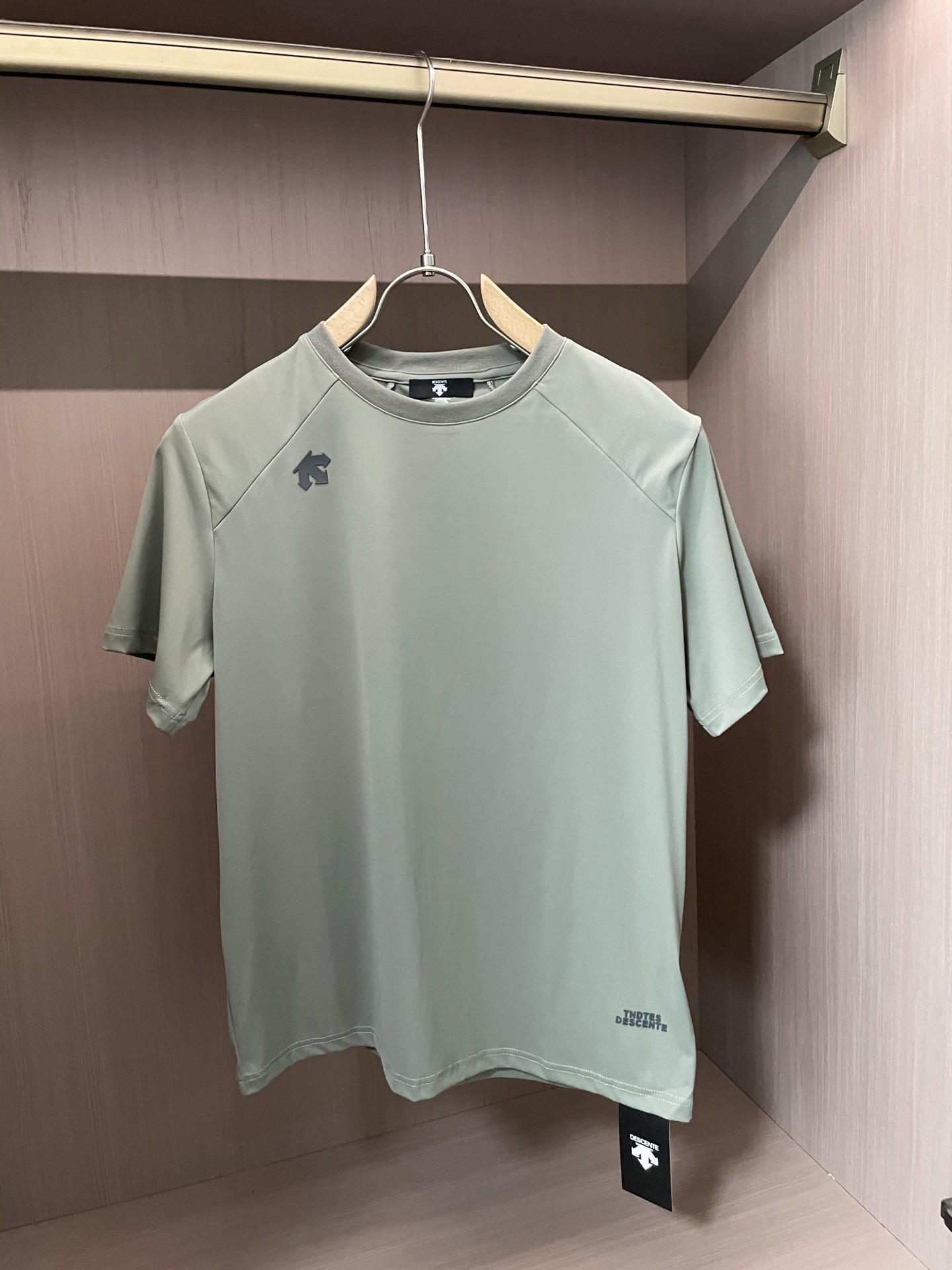 NO:443221,DiSante short-sleeved T-shirt, made of quick-drying fabric, comfortable and breathable and conducive to sweating. The style is simple, the iconic black brand logo, low-key highlights the characteristics and adds a sense of exquisiteness. Size m-xxxl, T-shirt,tees, t-shirt,alexander wang19860909迪桑特 短袖T恤,采用速干面料,舒适透气且利于排汗.版型简约,黑色品牌标志性logo,低调彰显特色,增添精致感.尺码m-xxxl,,T-shirt,tees，t-shirt,alexander wang,Men's clothing