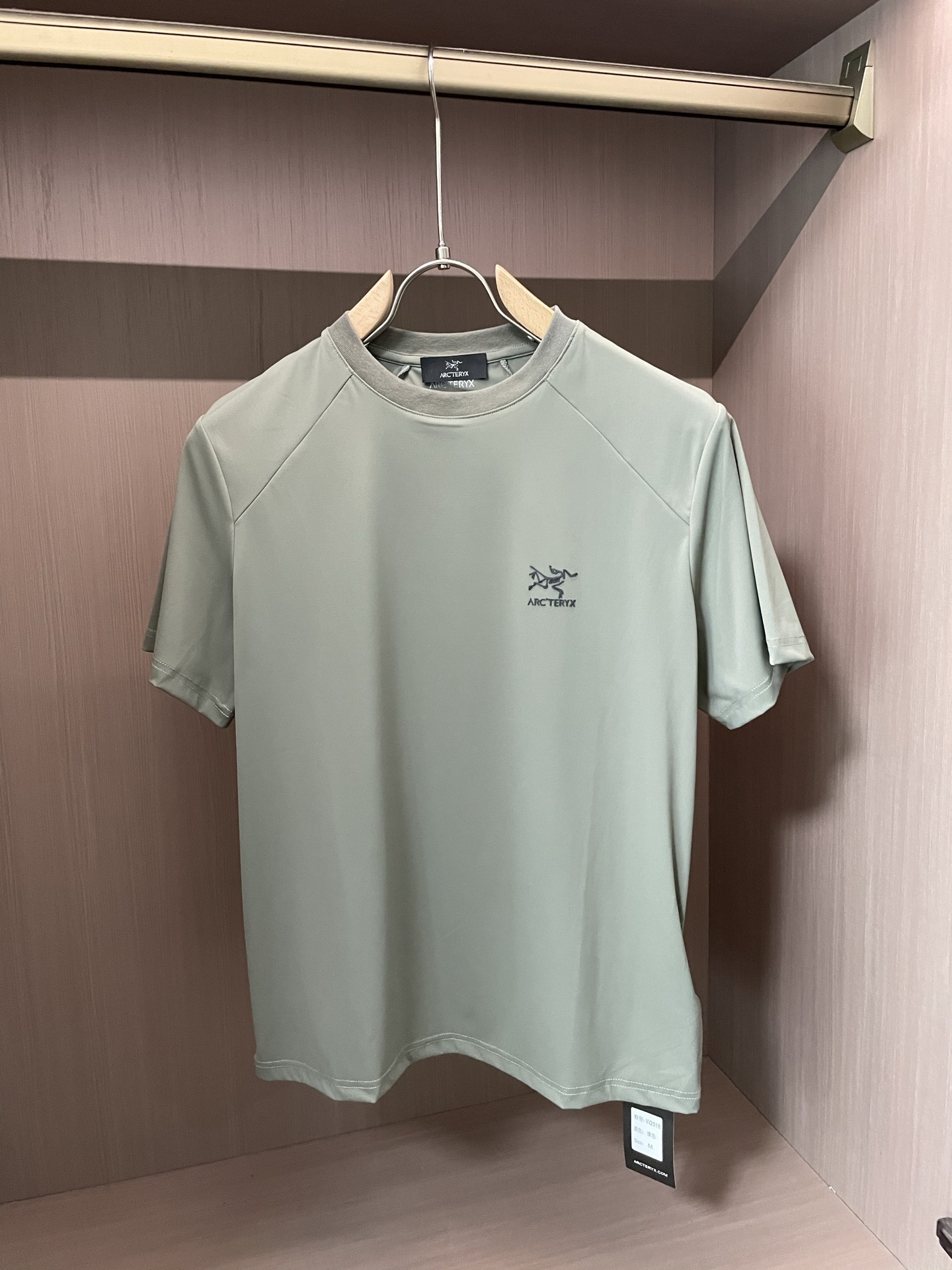 NO:443230,Archaeopteryx short-sleeved T-shirt, made of quick-drying fabric, comfortable and breathable and conducive to sweating. The style is simple, the black brand's iconic logo, low-key highlights the characteristics and adds a sense of exquisiteness. Size m-xxxl, arc'teryx, T-shirt,tees, t-shirt,alexander wang19860909始祖鸟 短袖T恤,采用速干面料,舒适透气且利于排汗.版型简约,黑色品牌标志性logo,低调彰显特色,增添精致感.尺码m-xxxl,arc'teryx,T-shirt,tees，t-shirt,alexander wang,Men's clothing