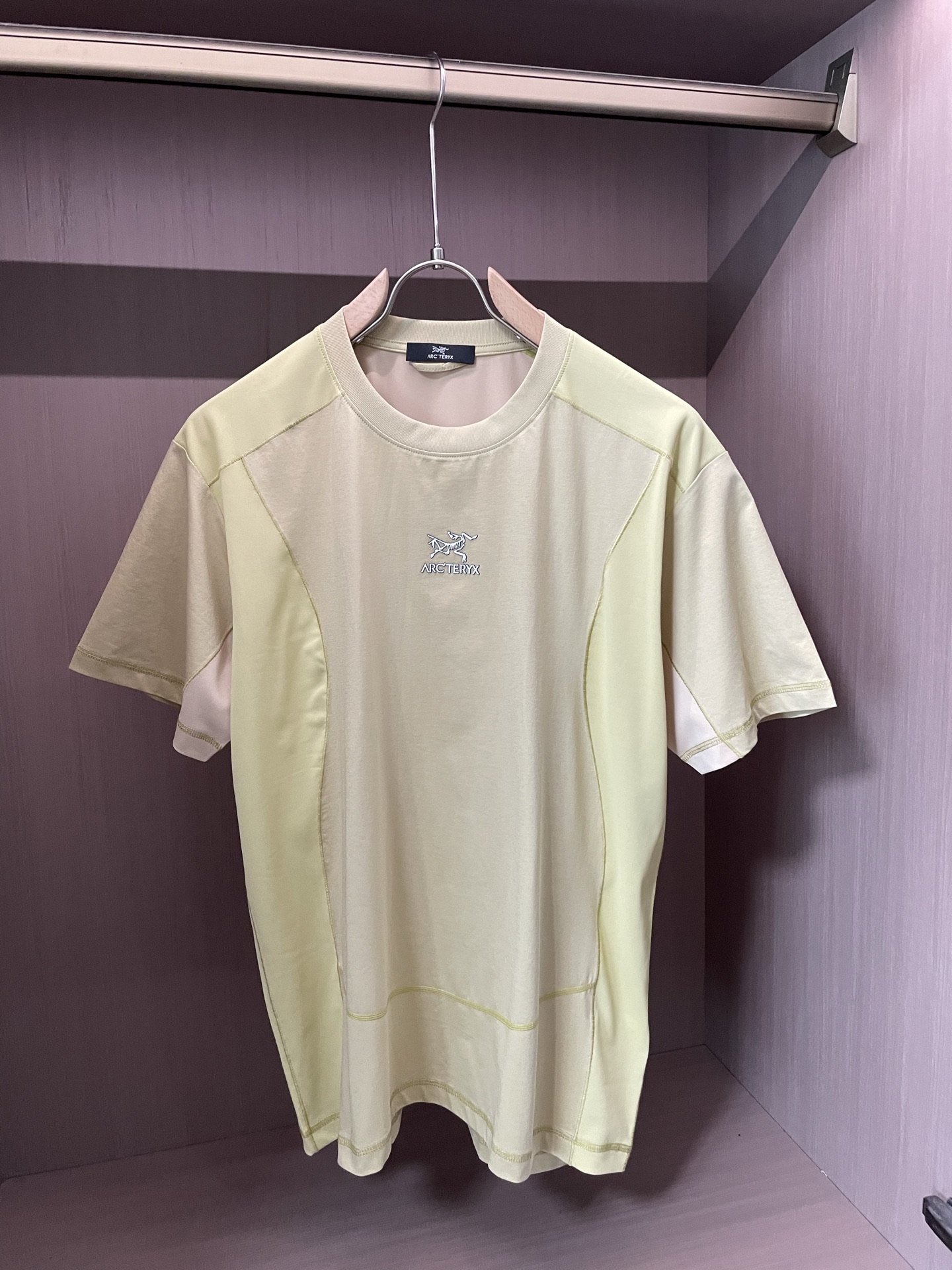 NO:443244,Archaeoptera bird splices short sleeves, contrasting colors are neat and high-end. The functional style tailoring is suitable for outdoor and daily life. The small label on the chest is low-key to show quality, and it is easy to balance practicality and fashion. Whether it is hiking or citywalk, you can travel freely. Size M-XL, arc'teryx, T-shirt, alexander wang19860909始祖鸟拼接短袖,撞色利落又高级.机能风剪裁适配户外与日常,胸前小标低调彰显品质,轻松拿捏实用与时髦的平衡,不管是徒步撒野,还是citywalk,都能自在穿梭 . 尺码M-XL,arc'teryx,T-shirt,alexander wang,Men's clothing