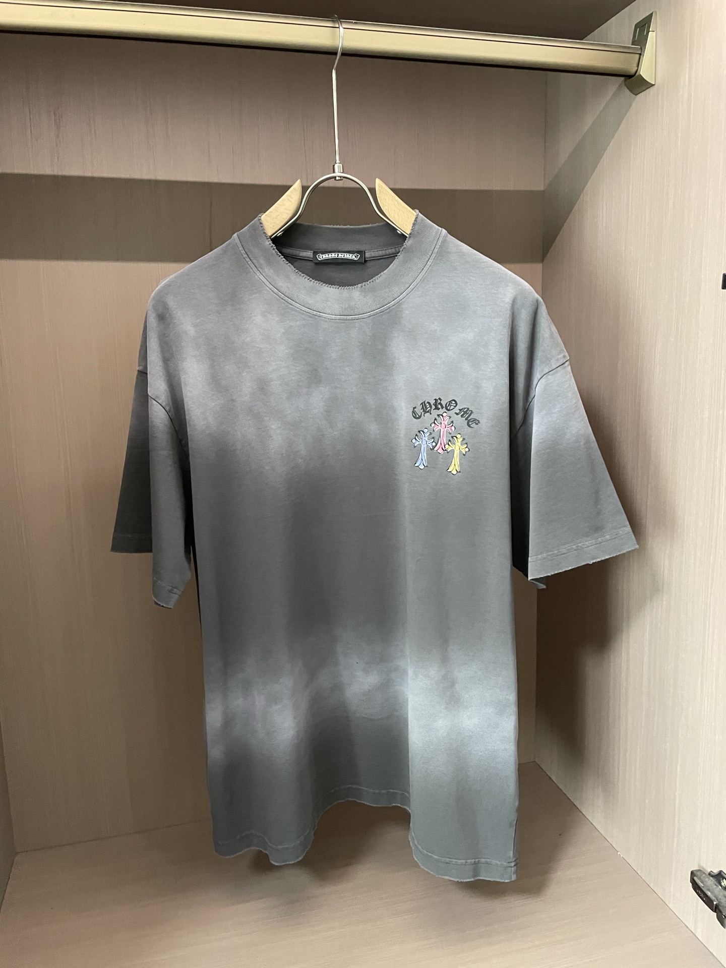 NO:443260,Croxin Spring and summer style/official website synchronization The fabric is made of pure cotton combed cotton fabric, which is aged, and the upper body effect is loose and casual, loose style, and a must-have item for daily wardrobe!  Same model for men and women Size M-2XL, Chrome hearts, alexander wang19860909克罗心 春夏款/官网同步 面料采用纯棉精梳棉面料,做旧处理,上身效果宽松休闲,宽松版型,日常衣橱必备单品！男女同款  尺码 M-2XL,,chrome hearts,alexander wang,Men's clothing