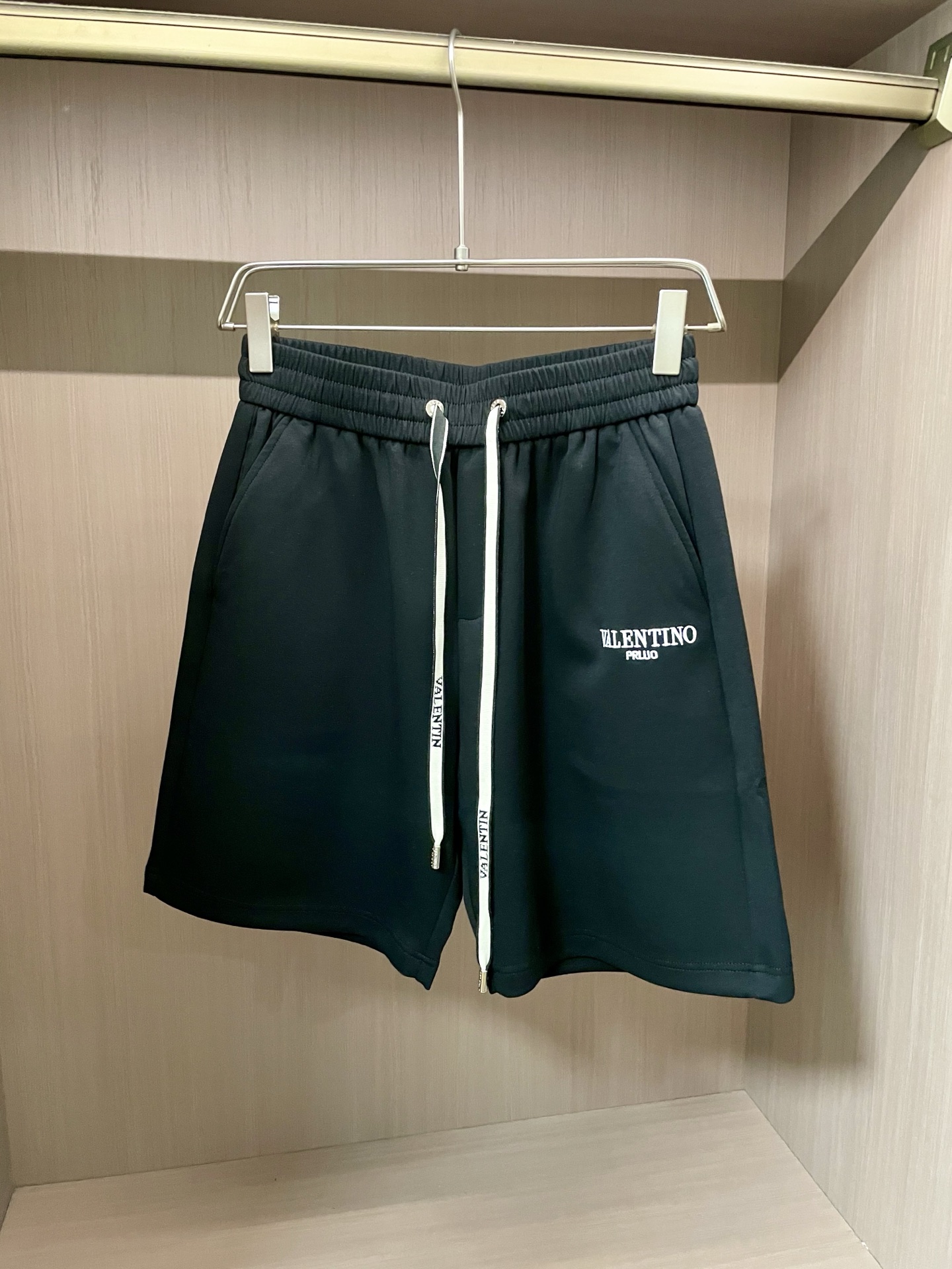 NO:481896,Valentino 2025 summer shorts!  All-match elastic waist casual pinch pants!  Elastic waist, insert bags on both sides. The fabric is made of customer-supplied fixed-woven high-strength pure cotton material. The upper body is breathable, soft and skin-friendly, with a delicate feel. The waist is knitted elastic waist and drawstring. You don’t have to worry about the discomfort of being too loose or too tight on the upper body. Whether at home, going out or traveling, it is your best choice for summer!  Code number M-3XL, valentino, shorts, alexander wang19860909华伦天奴 2025夏季短裤！百搭松紧腰休闲五分裤！松紧腰 两侧插袋 面料采用客供定织高支纯棉料,上身透气,柔软亲肤,手感细腻、 腰部针织松紧腰加抽绳,上身不用担心过松过紧的不舒适感 ,无论居家,外出,旅游,都是您夏日的最佳选择！ 码数M-3XL,,valentino,shorts,alexander wang,Men's clothing