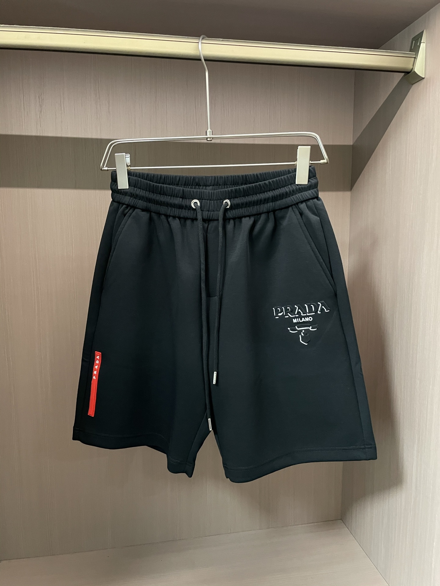 NO:481861,Prad 2025 Summer Shorts!  All-match elastic waist casual pinch pants!  Elastic waist, insert bags on both sides. The fabric is made of customer-supplied fixed-woven high-strength pure cotton material. The upper body is breathable, soft and skin-friendly, with a delicate feel. The waist is knitted elastic waist and drawstring. You don’t have to worry about the discomfort of being too loose or too tight on the upper body. Whether at home, going out or traveling, it is your best choice for summer!  Code number M-3XL, prada, shorts, alexander wang19860909Prad 2025夏季短裤！百搭松紧腰休闲五分裤！松紧腰 两侧插袋 面料采用客供定织高支纯棉料,上身透气,柔软亲肤,手感细腻、 腰部针织松紧腰加抽绳,上身不用担心过松过紧的不舒适感 ,无论居家,外出,旅游,都是您夏日的最佳选择！ 码数M-3XL,,prada,shorts,alexander wang,Men's clothing