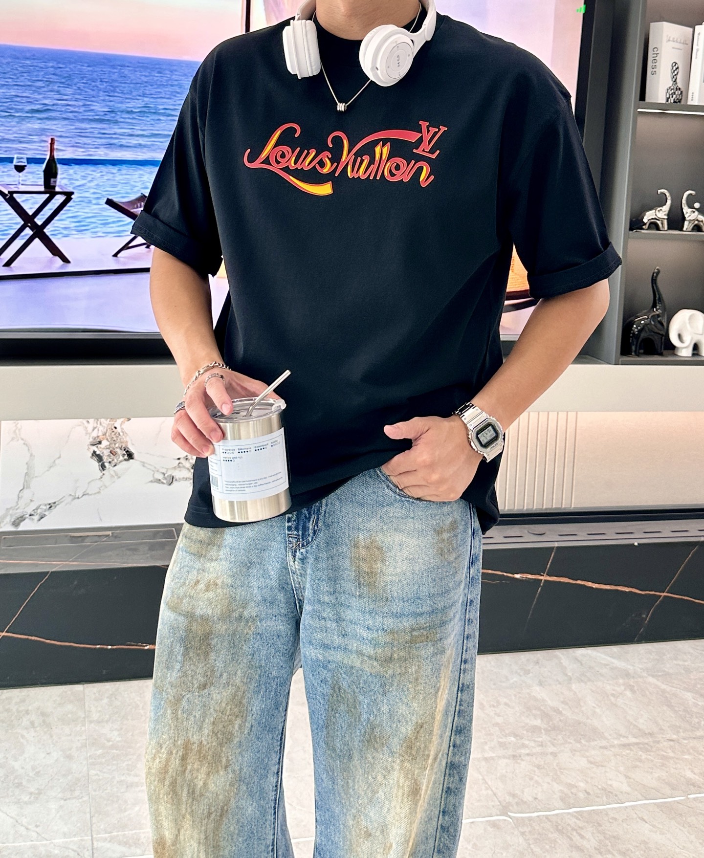 NO:505609,LV 2025 spring and summer style/official website synchronization The fabric is made of heavy pure cotton combed cotton fabric, OS loose style, and the upper body style is super positive!  Everyday versatile, a must-have item for wardrobe!  Same model for men and women Size S-3XL (2 sizes larger in size) Size/part S M L XL 2XL 3XL Shoulder width 52 54 56 57 59 60 Clothes length 70 72.75.78.82.85. Bust 54 56.58.60.62.64. Sleeve length 24 26 27 28 29 30,,louis vuitton,alexander wang19860909LV 2025春夏款/官网同步 面料采用重磅纯棉精梳棉面料,OS宽松版型,上身版型超正！日常百搭,衣橱必备单品！ 男女同款 尺码 S-3XL（版型偏大2个码） 码数/部位S M L XL 2XL 3XL 肩宽 52 54 56 57 59 60 衣长70 72.75.78.82.85. 胸围 54 56.58.60.62.64. 袖长24 26 27 28 29 30,,louis vuitton,alexander wang,Men's clothing