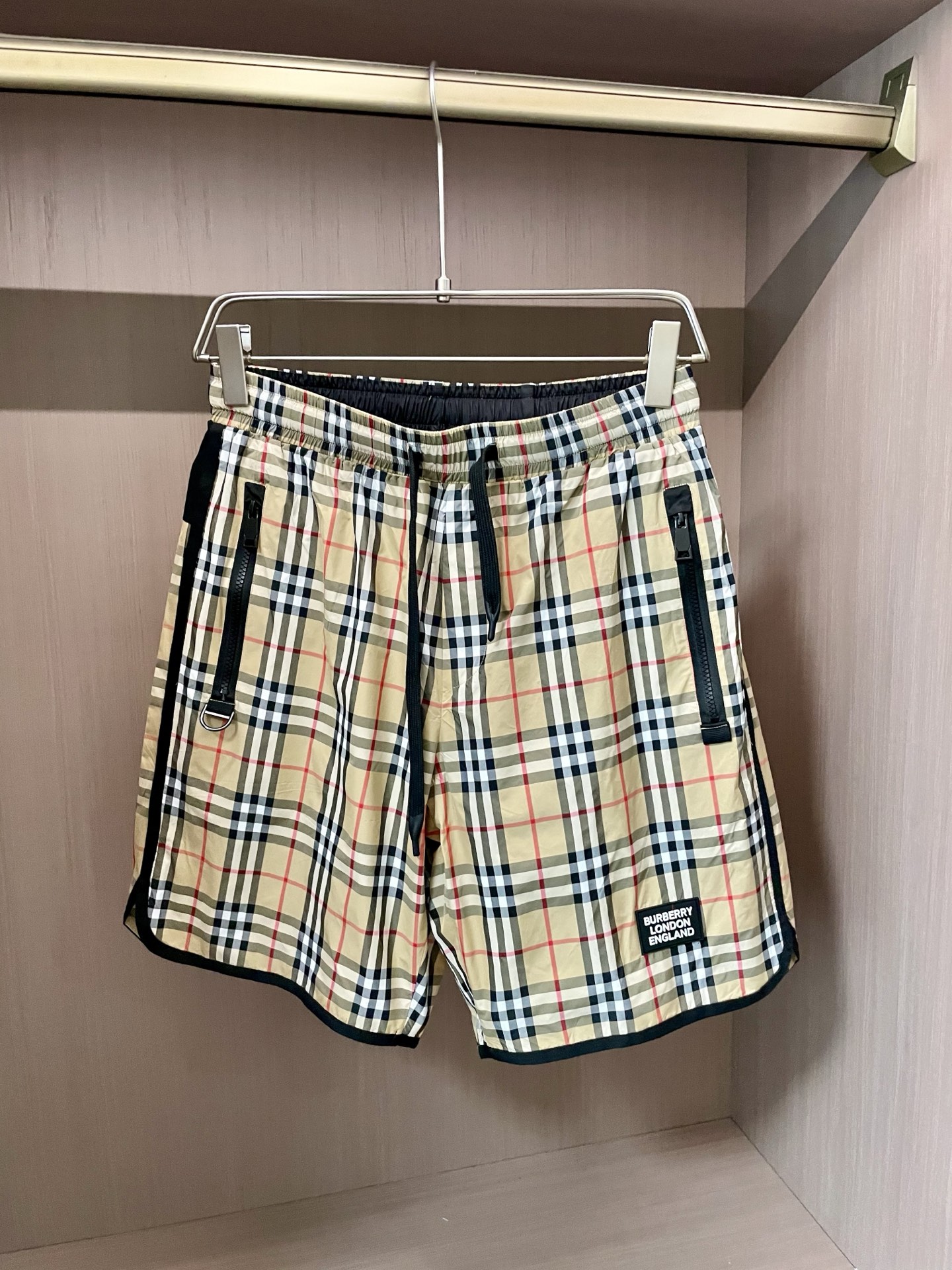 NO:487655,Bur 2025 Summer Shorts!  All-match elastic waist casual pinch pants!  Elastic waist, insert bags on both sides. The fabric is made of customer-supplied fixed-woven high-strength pure cotton material. The upper body is breathable, soft and skin-friendly, with a delicate feel. The waist is knitted elastic waist and drawstring. You don’t have to worry about the discomfort of being too loose or too tight on the upper body. Whether at home, going out or traveling, it is your best choice for summer!  Code number M-3XL, burberry, shorts, alexander wang19860909Bur 2025夏季短裤！百搭松紧腰休闲五分裤！松紧腰 两侧插袋 面料采用客供定织高支纯棉料,上身透气,柔软亲肤,手感细腻、 腰部针织松紧腰加抽绳,上身不用担心过松过紧的不舒适感 ,无论居家,外出,旅游,都是您夏日的最佳选择！ 码数M-3XL,,burberry,shorts,alexander wang,Men's clothing