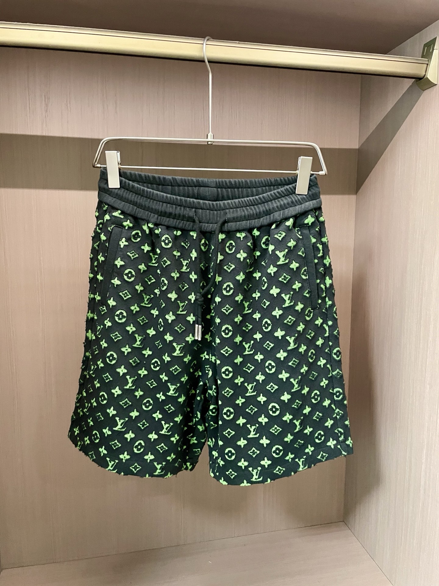 NO:487663,Lv 2025 summer shorts!  All-match elastic waist casual pinch pants!  Elastic waist, insert bags on both sides. The fabric is made of customer-supplied fixed-woven high-strength pure cotton material. The upper body is breathable, soft and skin-friendly, with a delicate feel. The waist is knitted elastic waist and drawstring. You don’t have to worry about the discomfort of being too loose or too tight on the upper body. Whether at home, going out or traveling, it is your best choice for summer!  Code number M-3XL, louis vuitton, shorts, alexander wang19860909Lv 2025夏季短裤！百搭松紧腰休闲五分裤！松紧腰 两侧插袋 面料采用客供定织高支纯棉料,上身透气,柔软亲肤,手感细腻、 腰部针织松紧腰加抽绳,上身不用担心过松过紧的不舒适感 ,无论居家,外出,旅游,都是您夏日的最佳选择！ 码数M-3XL,,louis vuitton,shorts,alexander wang,Men's clothing