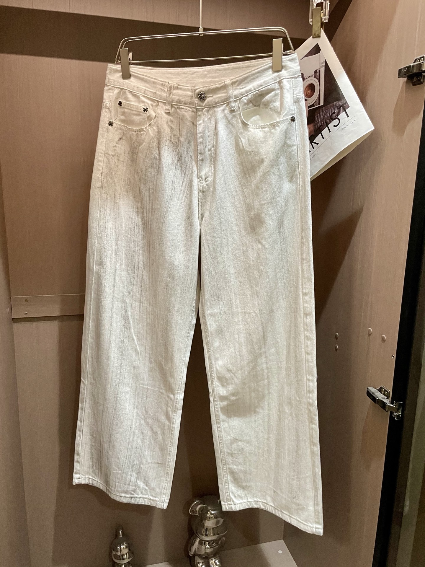 NO:507052,Croxin denim wide-leg pants, colorful cross-leather tags cover the pants, which are trendy and cool and eye-catching. The loose style hides the flesh and makes you look slim. Everyday short top, the street fashion sense is directly full~ Size 29-38, chrome hearts, alexander wang19860909克罗心 牛仔阔腿裤,彩色十字皮标铺满裤身,潮酷又吸睛.宽松版型藏肉显瘦,日常搭短上衣,街头时髦感直接拉满～ 尺码29-38,,chrome hearts,alexander wang,Men's clothing