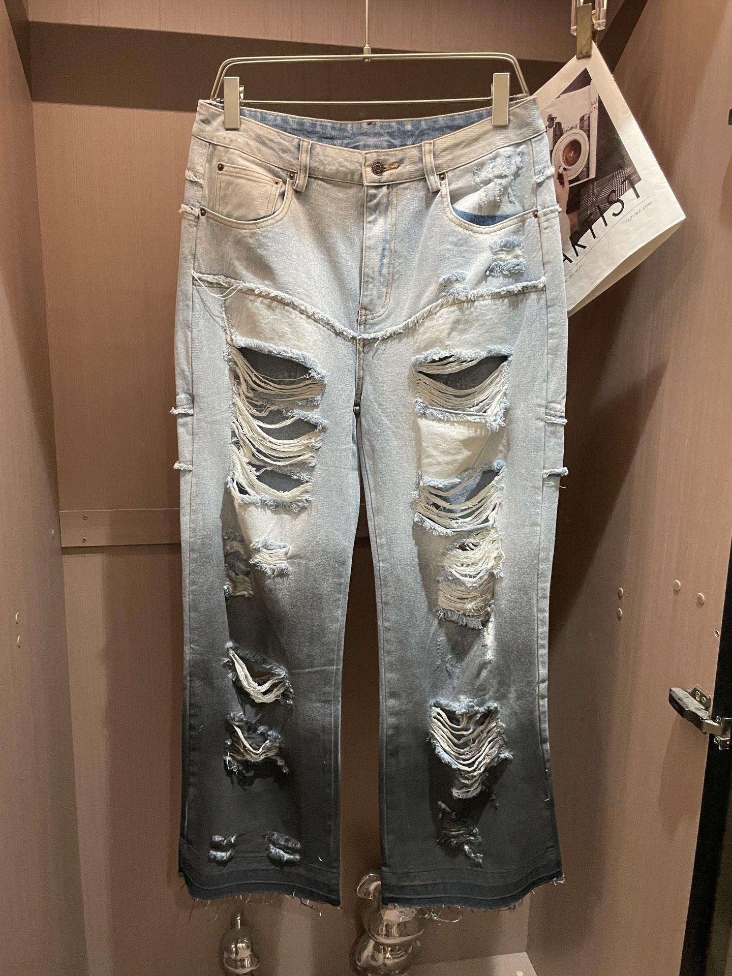 NO:507043,P Balenciaga The latest style of jeans in the counter. The fabric style is excellent. It is easy to wear and not pick on the figure. There are no restrictions on matching. It can set off other items in a simple way to show your style and posture~ You can match any style of items, match them with various T-shirts/shirts and knitted jackets. You don’t have to worry about matching when going out every day. Sizes s-xxxl,,balenciaga,jeans,jackets & coats,shirts,tees,t-shirt,alexander wang19860909P 巴黎世家 专柜最新同款牛仔裤 面料版型做工绝绝子 好穿不挑身材在搭配上没有太多的限制 随意简洁的衬托其他单品,来展现自己的风格姿态～ 可以百搭任何风格的单品,搭配各种T恤／衬衫,针织外套都可,日常外出不必再为搭配而烦恼了 尺码 s-xxxl,,balenciaga,jeans,jackets & coats,shirts,tees，t-shirt,alexander wang,Men's clothing