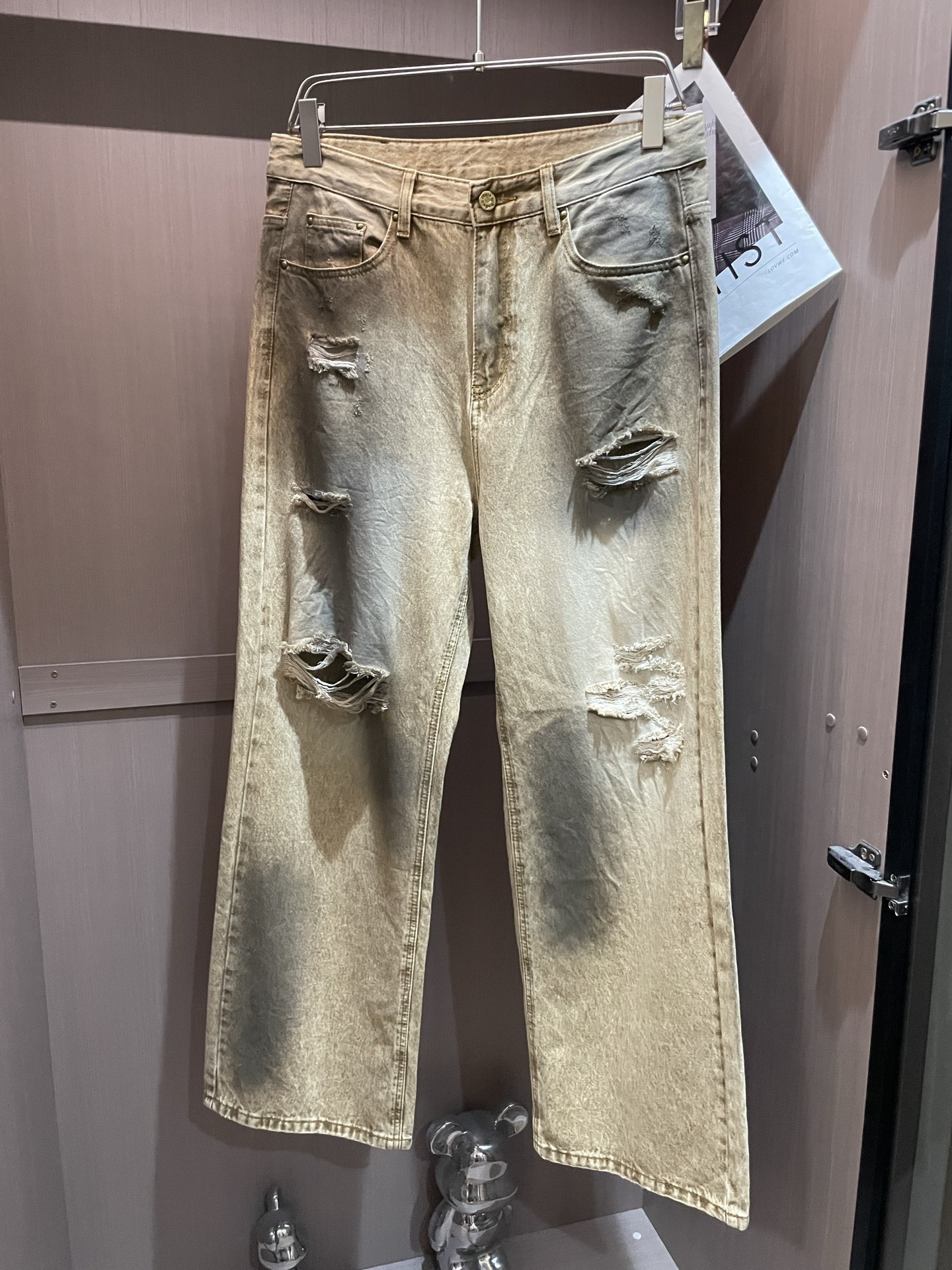 NO:507039,Lv counter latest same style of jeans. The fabric style is excellent. It is easy to wear and not pick on the figure. There are no restrictions on matching. It can set off other items in a simple way to show your style and posture~ You can match any style of items, match them with various T-shirts/shirts and knitted jackets. You don’t have to worry about matching when going out every day. Size s-xxxl,,louis vuitton,jeans,jackets & coats,shirts,tees,t-shirt,alexander wang19860909Lv 专柜最新同款牛仔裤 面料版型做工绝绝子 好穿不挑身材在搭配上没有太多的限制 随意简洁的衬托其他单品,来展现自己的风格姿态～ 可以百搭任何风格的单品,搭配各种T恤／衬衫,针织外套都可,日常外出不必再为搭配而烦恼了 尺码 s-xxxl,,louis vuitton,jeans,jackets & coats,shirts,tees，t-shirt,alexander wang,Men's clothing