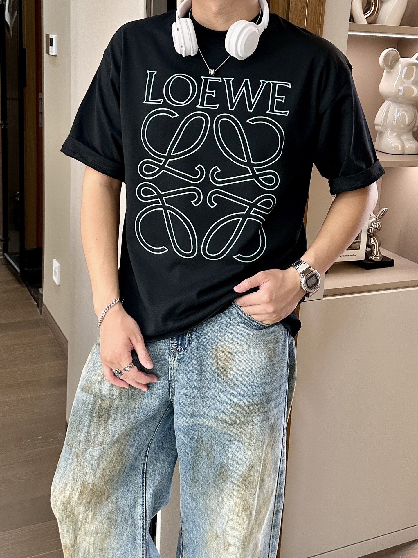 NO:505613,Loewe 2025 spring and summer style/official website synchronization The fabric is made of heavy pure cotton combed cotton fabric, OS loose style, and the upper body style is super positive!  Everyday versatile, a must-have item for wardrobe!  Same model for men and women Size S-3XL (2 sizes larger in size) Size/part S M L XL 2XL 3XL Shoulder width 52 54 56 57 59 60 Clothes length 70 72.75.78.82.85. Bust 54 56.58.60.62.64. Sleeve length 24 26 27 28 29 30,,loewe,alexander wang19860909Loewe 2025春夏款/官网同步 面料采用重磅纯棉精梳棉面料,OS宽松版型,上身版型超正！日常百搭,衣橱必备单品！ 男女同款 尺码 S-3XL（版型偏大2个码） 码数/部位S M L XL 2XL 3XL 肩宽 52 54 56 57 59 60 衣长70 72.75.78.82.85. 胸围 54 56.58.60.62.64. 袖长24 26 27 28 29 30,,loewe,alexander wang,Men's clothing