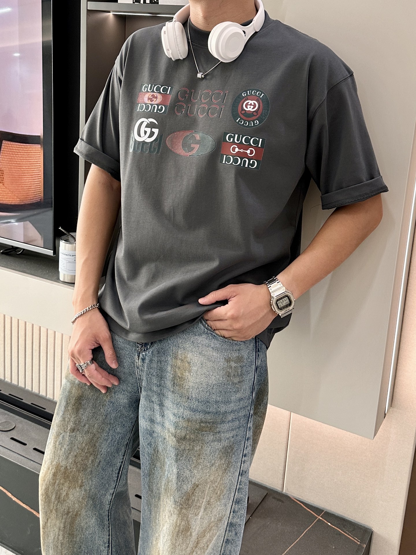 NO:505616,Gucc 2025 spring and summer style/official website synchronization The fabric is made of heavy pure cotton combed cotton fabric, OS loose style, and the upper body style is super positive!  Everyday versatile, a must-have item for wardrobe!  Same model for men and women Size S-3XL (2 sizes in size) Size/part S M L XL 2XL 3XL Shoulder width 52 54 56 57 59 60 Clothes length 70 72.75.78.82.85. Bust 54 56.58.60.62.64. Sleeve length 24 26 27 28 29 30,,gucci,alexander wang19860909Gucc 2025春夏款/官网同步 面料采用重磅纯棉精梳棉面料,OS宽松版型,上身版型超正！日常百搭,衣橱必备单品！ 男女同款 尺码 S-3XL（版型偏大2个码） 码数/部位S M L XL 2XL 3XL 肩宽 52 54 56 57 59 60 衣长70 72.75.78.82.85. 胸围 54 56.58.60.62.64. 袖长24 26 27 28 29 30,,gucci,alexander wang,Men's clothing