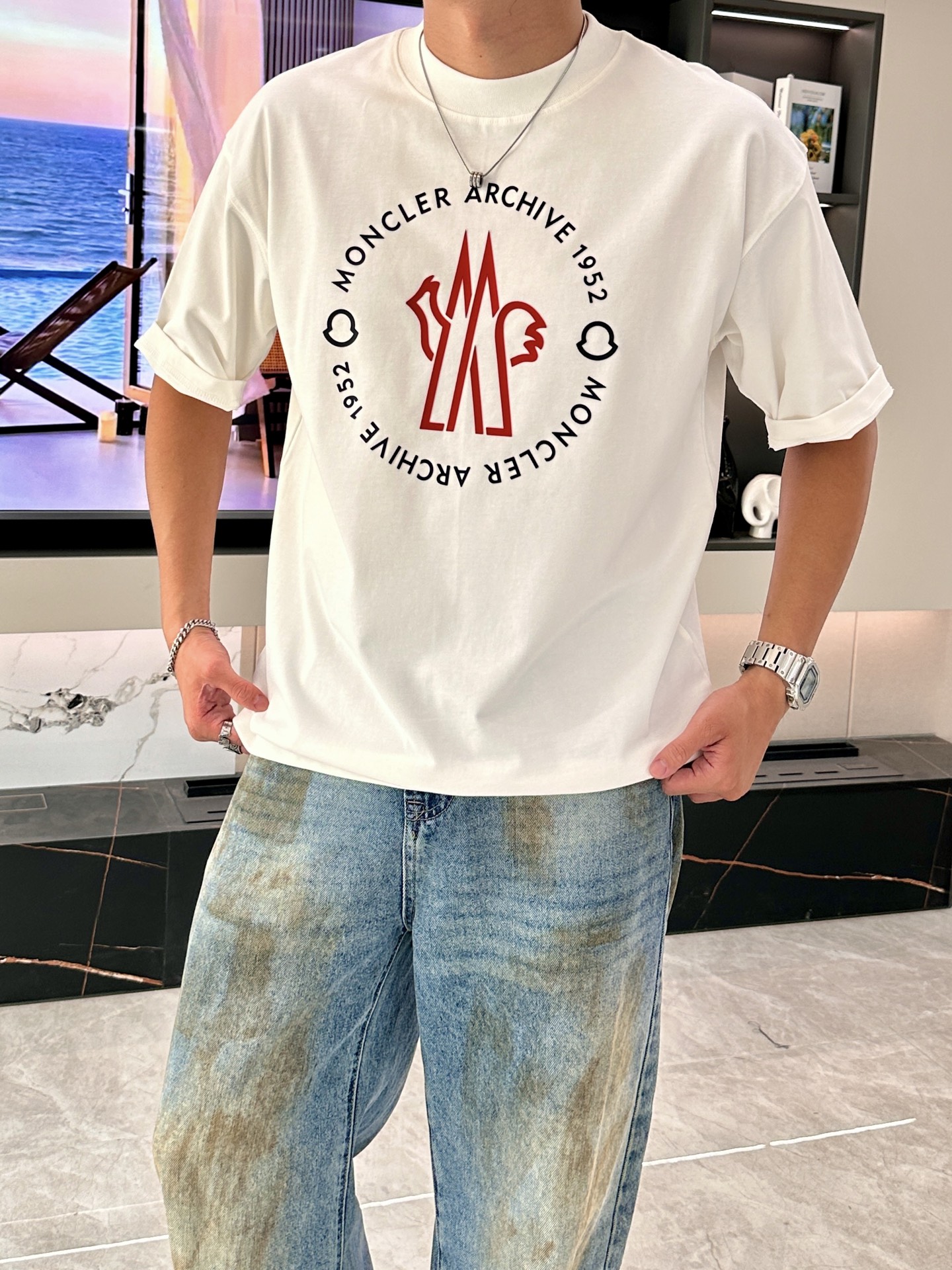 
蒙口  2025春夏款/官网同步
面料采用重磅纯棉精梳棉面料，OS宽松版型，上身版型超正！日常百搭，衣