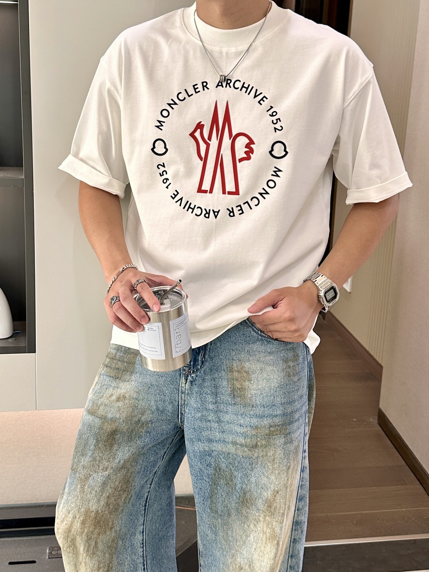
蒙口  2025春夏款/官网同步
面料采用重磅纯棉精梳棉面料，OS宽松版型，上身版型超正！日常百搭，衣