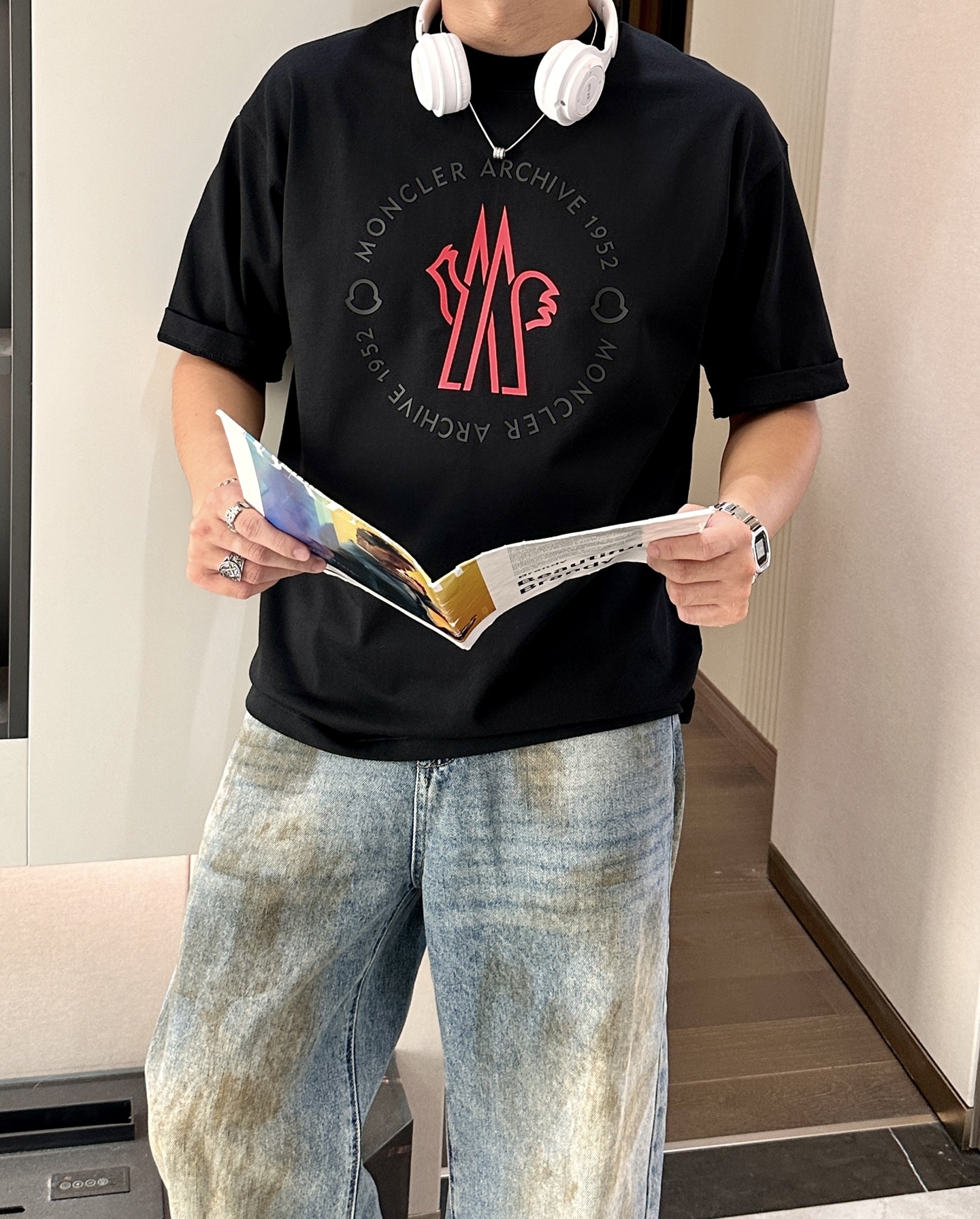 
蒙口  2025春夏款/官网同步
面料采用重磅纯棉精梳棉面料，OS宽松版型，上身版型超正！日常百搭，衣
