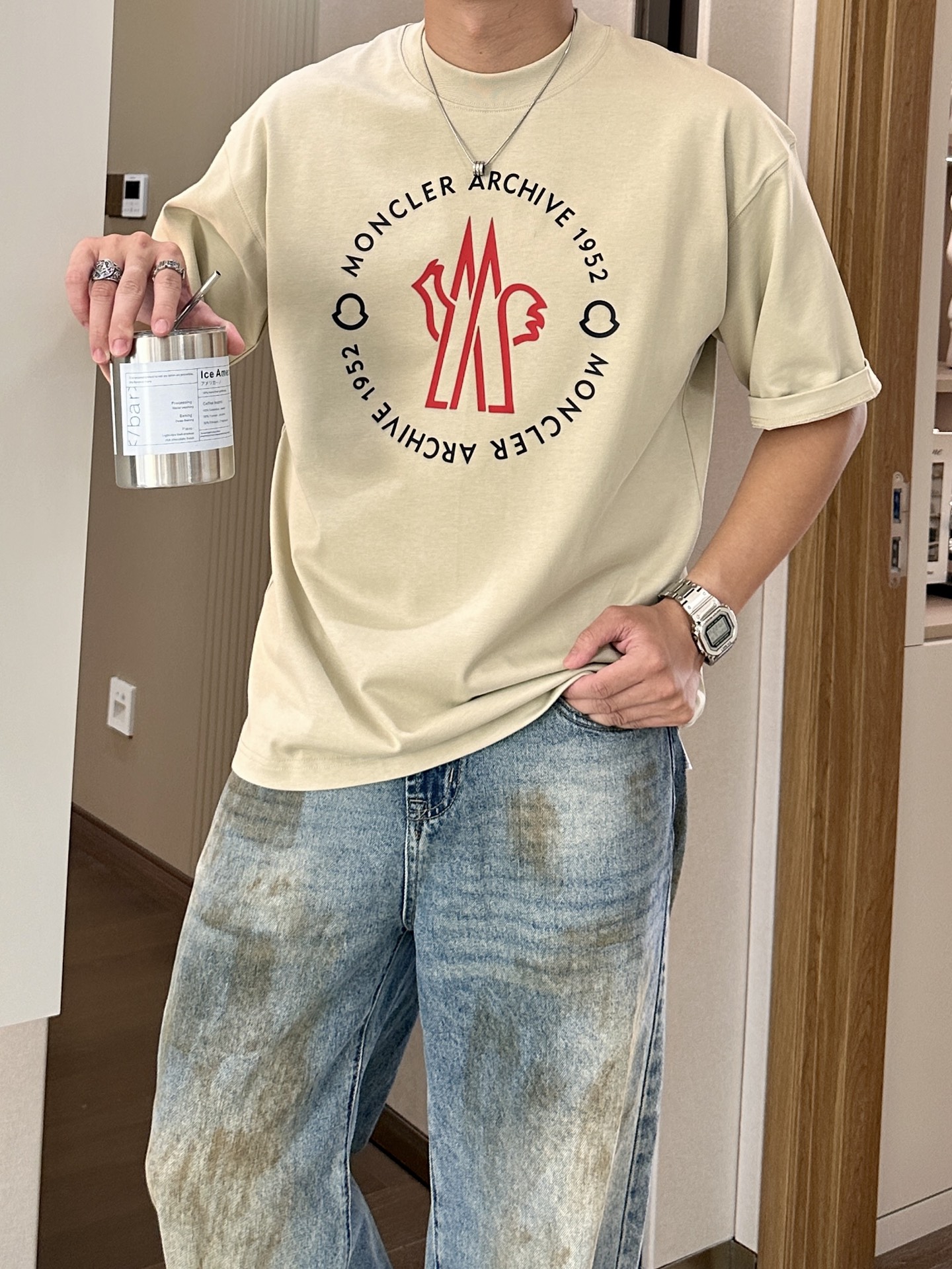 
蒙口  2025春夏款/官网同步
面料采用重磅纯棉精梳棉面料，OS宽松版型，上身版型超正！日常百搭，衣