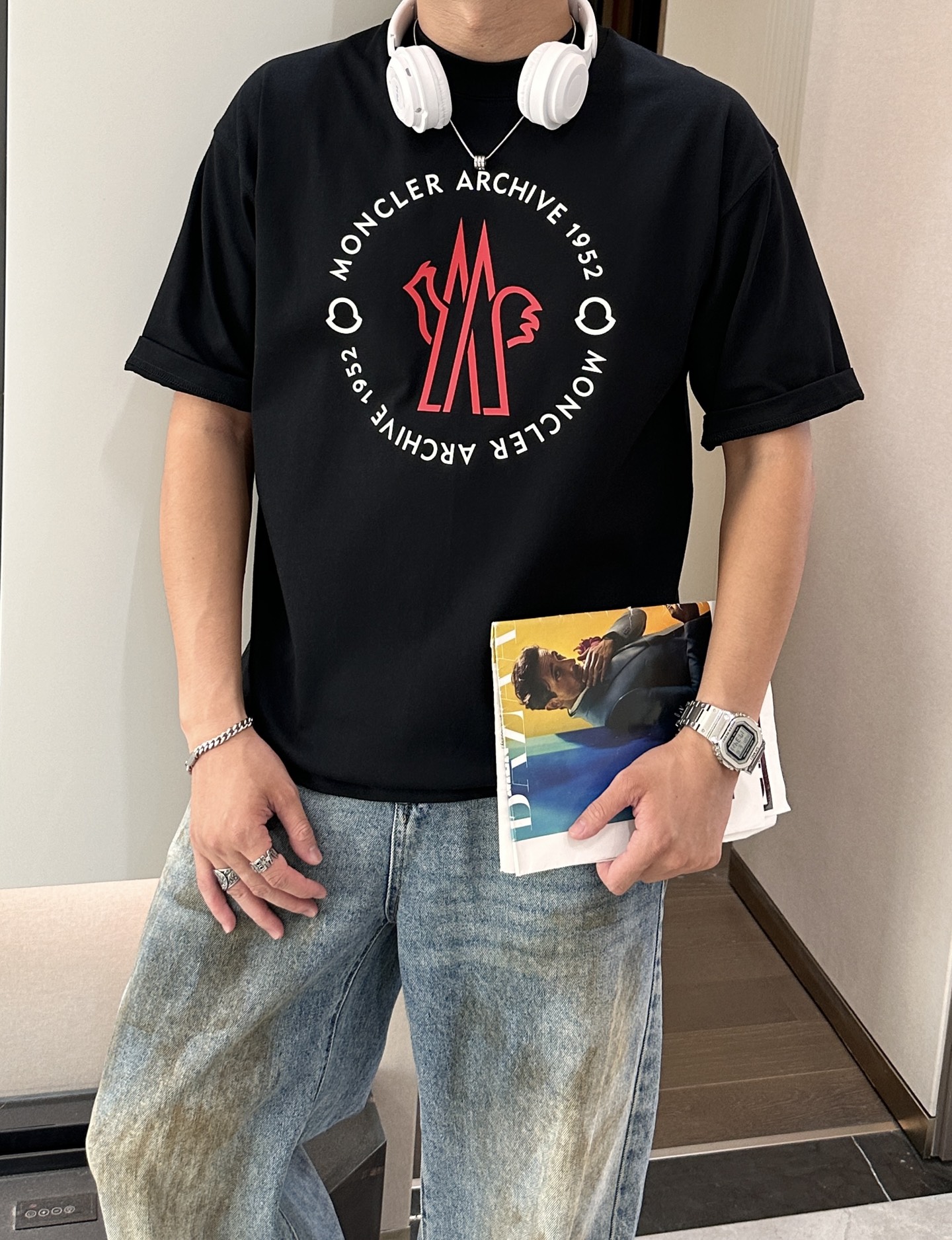 
蒙口  2025春夏款/官网同步
面料采用重磅纯棉精梳棉面料，OS宽松版型，上身版型超正！日常百搭，衣