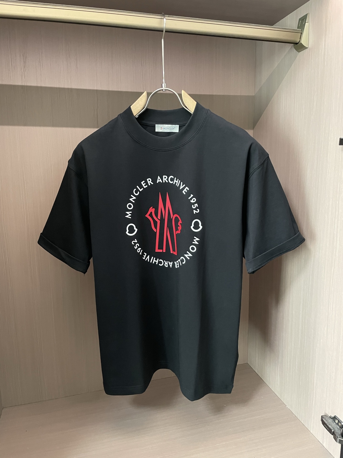
蒙口  2025春夏款/官网同步
面料采用重磅纯棉精梳棉面料，OS宽松版型，上身版型超正！日常百搭，衣