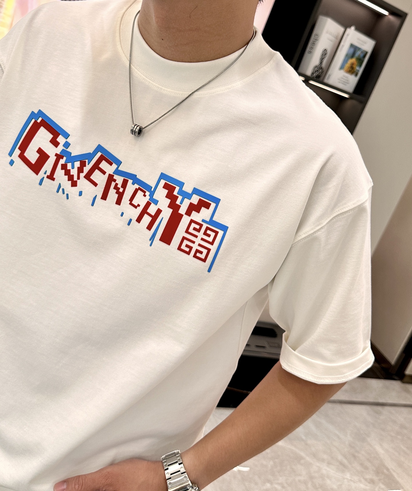 
纪梵希 2025春夏款/官网同步
面料采用重磅纯棉精梳棉面料，OS宽松版型，上身版型超正！日常百搭，衣