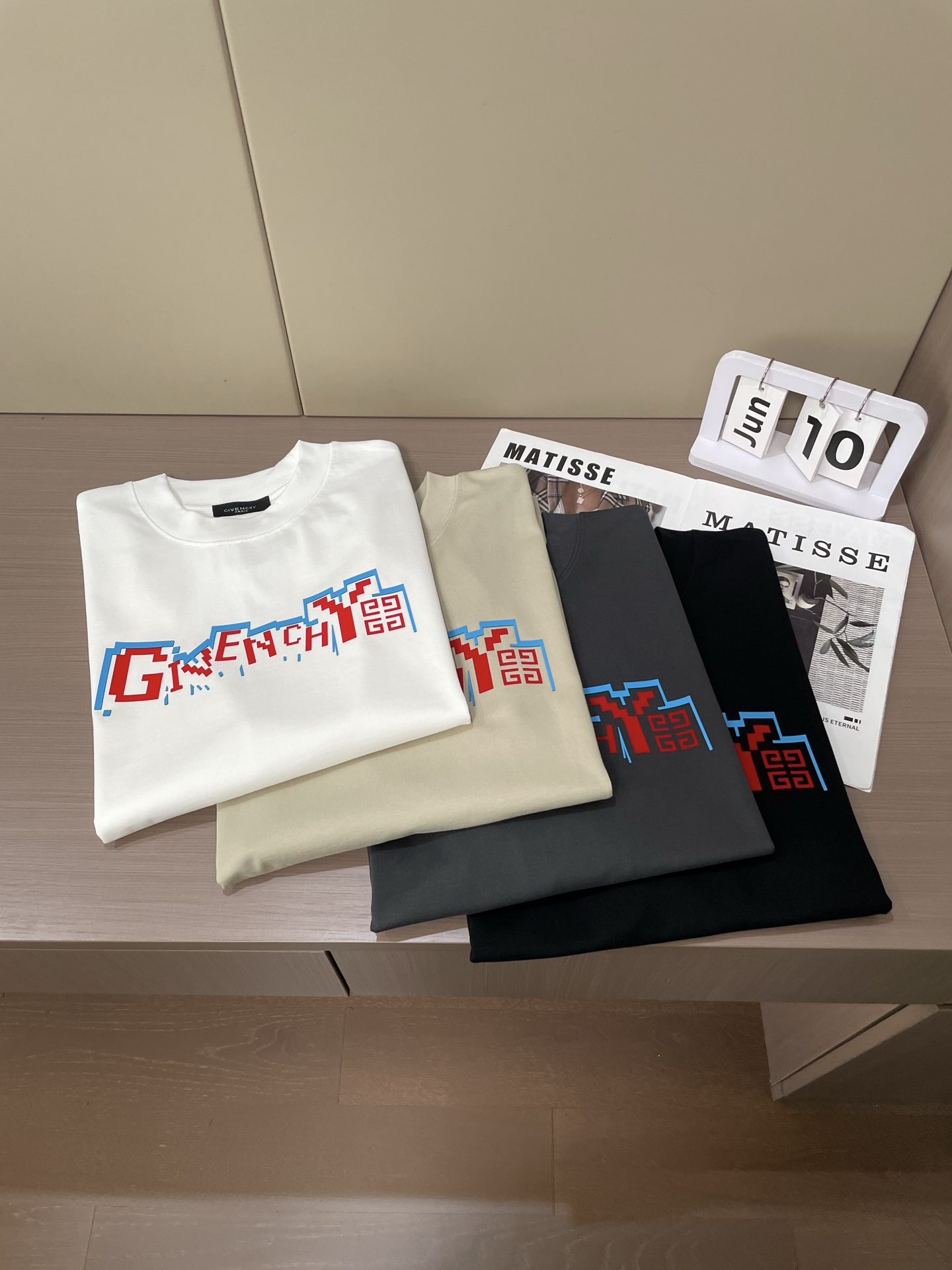 
纪梵希 2025春夏款/官网同步
面料采用重磅纯棉精梳棉面料，OS宽松版型，上身版型超正！日常百搭，衣