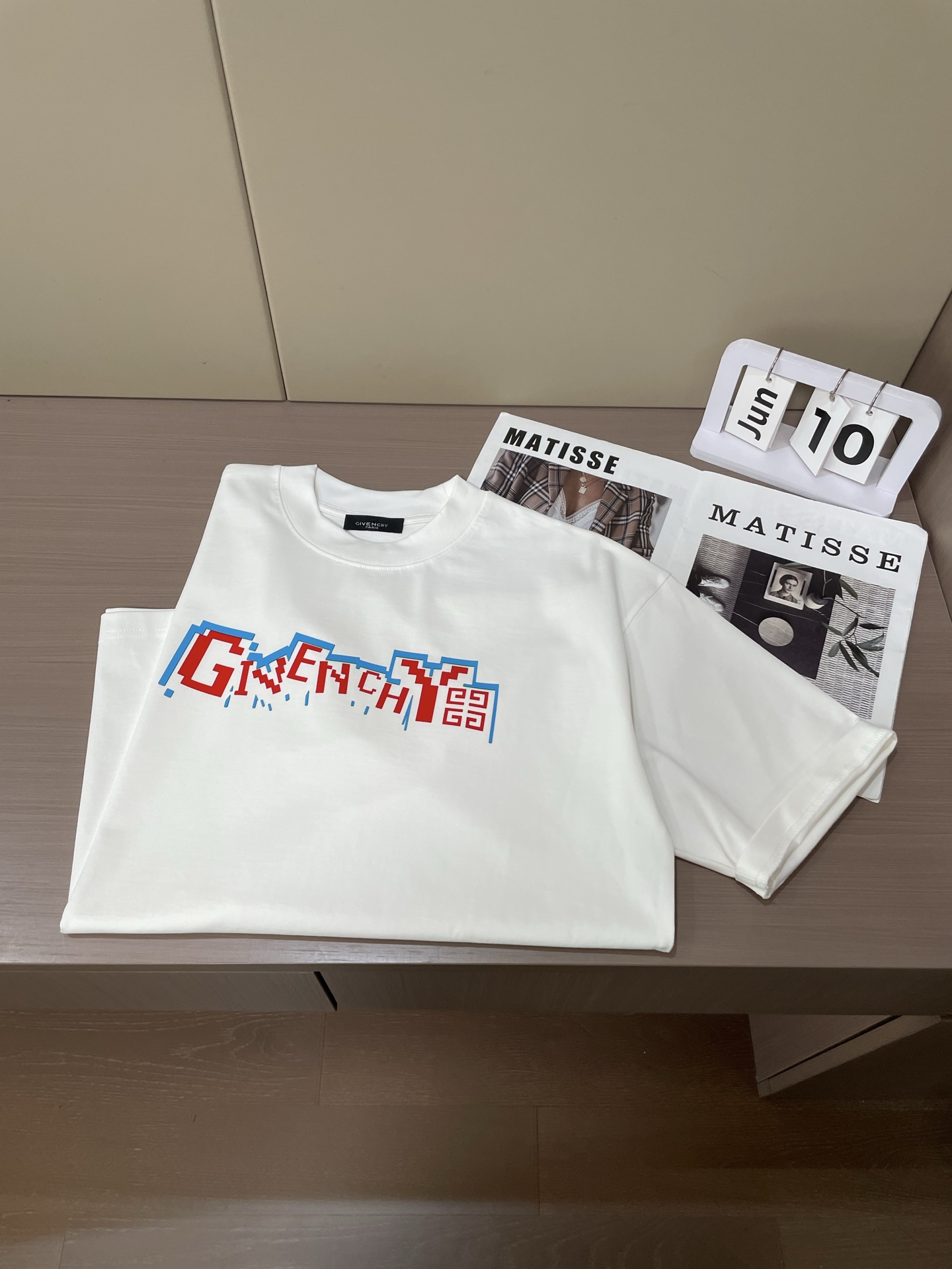 
纪梵希 2025春夏款/官网同步
面料采用重磅纯棉精梳棉面料，OS宽松版型，上身版型超正！日常百搭，衣