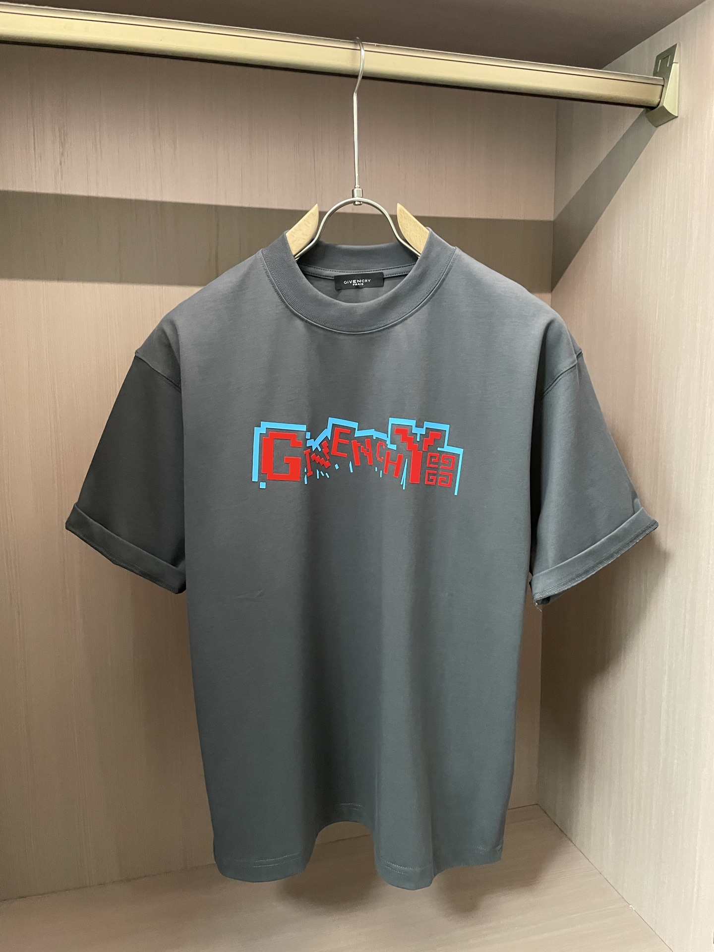 
纪梵希 2025春夏款/官网同步
面料采用重磅纯棉精梳棉面料，OS宽松版型，上身版型超正！日常百搭，衣