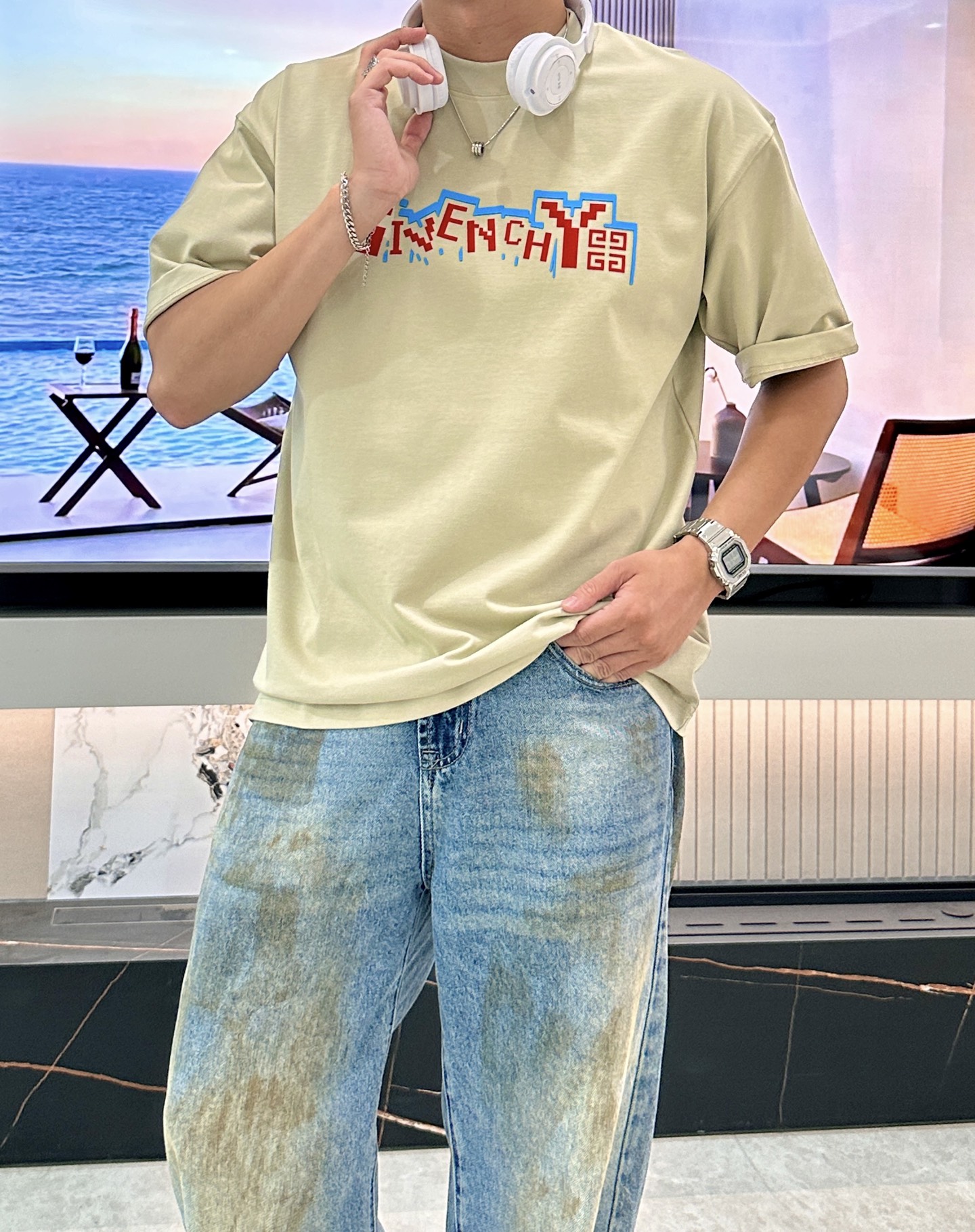 
纪梵希 2025春夏款/官网同步
面料采用重磅纯棉精梳棉面料，OS宽松版型，上身版型超正！日常百搭，衣