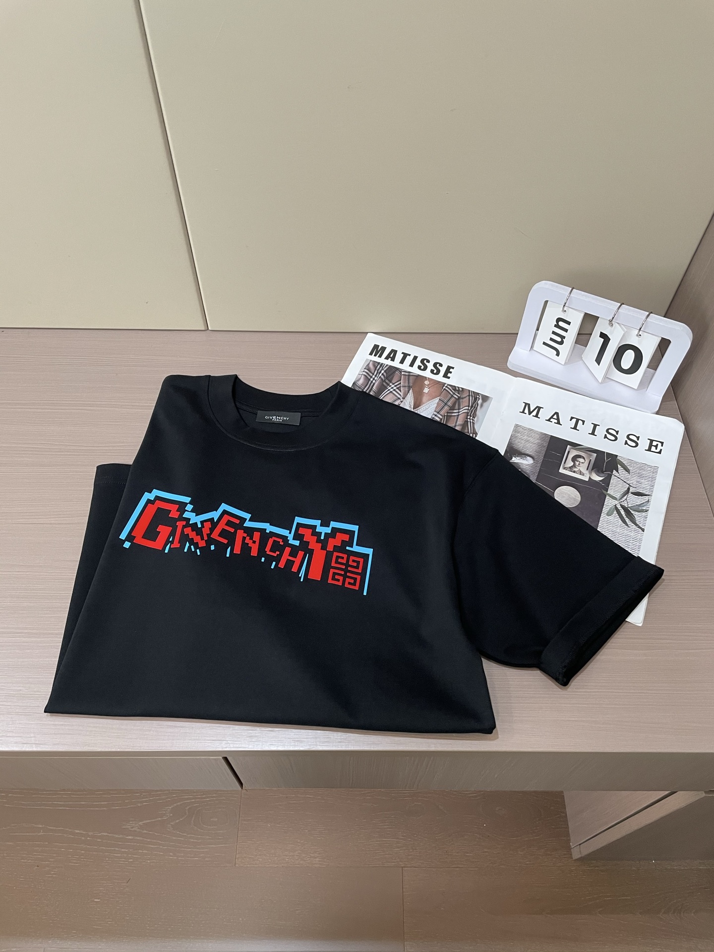 
纪梵希 2025春夏款/官网同步
面料采用重磅纯棉精梳棉面料，OS宽松版型，上身版型超正！日常百搭，衣