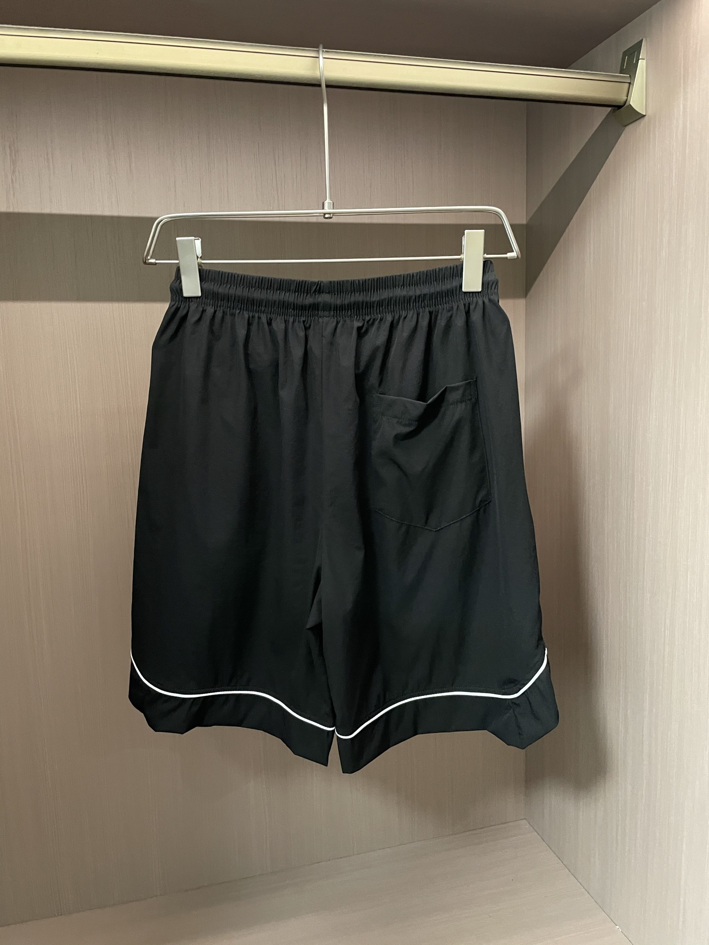 
始祖鸟浅灰运动套装，连帽短袖+短裤，面料轻薄透气。日常运动、休闲出街都适配，简约又有辨识度，轻松拿捏户