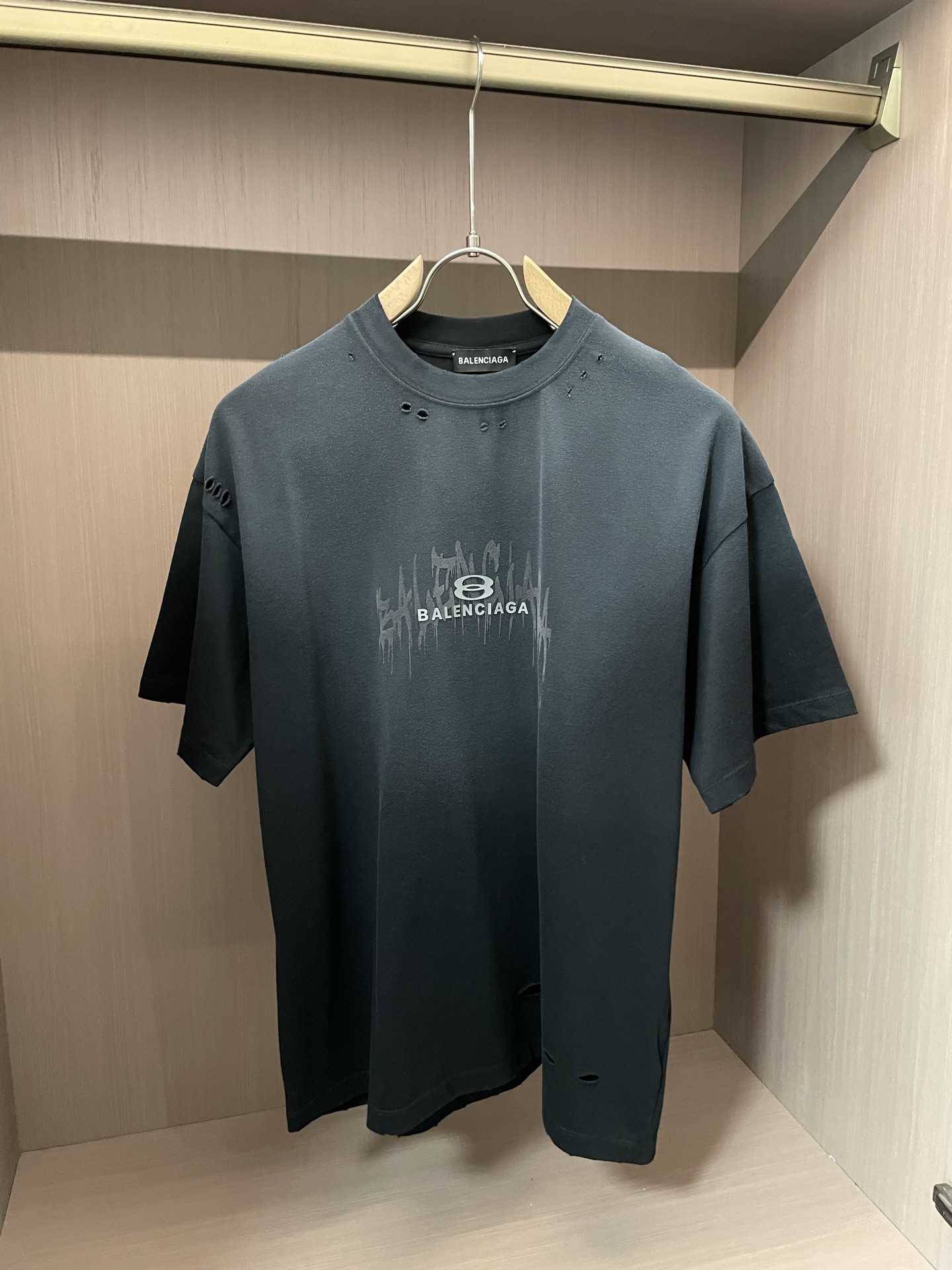 
巴黎世家做旧破坏风 T 恤，领口+衣身不规则破洞，搭配泼墨感字母印花，宽松版型自带街头痞帅感，时髦又独