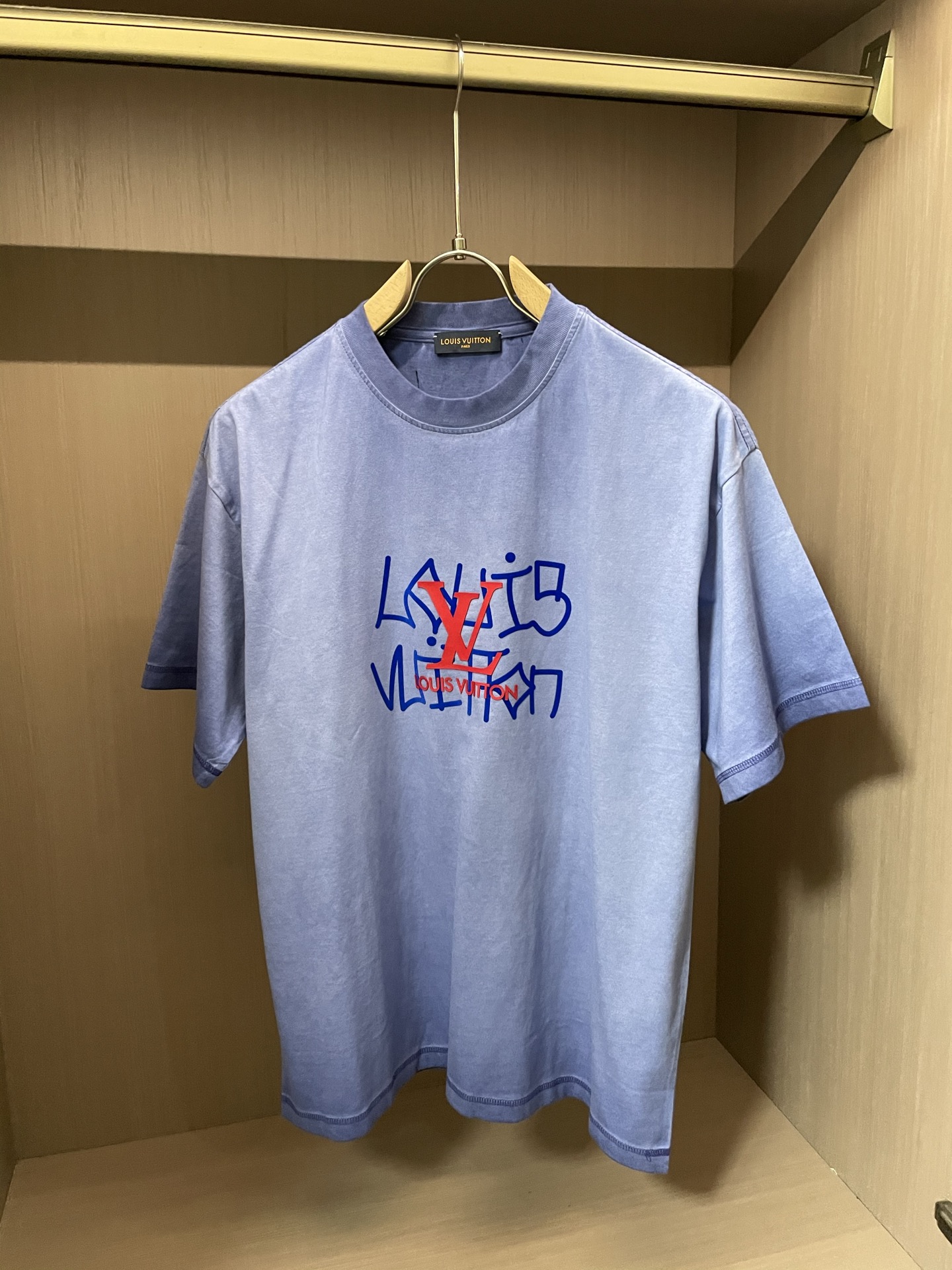 
Lv浅紫水洗做旧 LV T 恤，手写体涂鸦字母+经典老花标，复古又潮。宽松版型，日常单穿或叠穿都很绝，